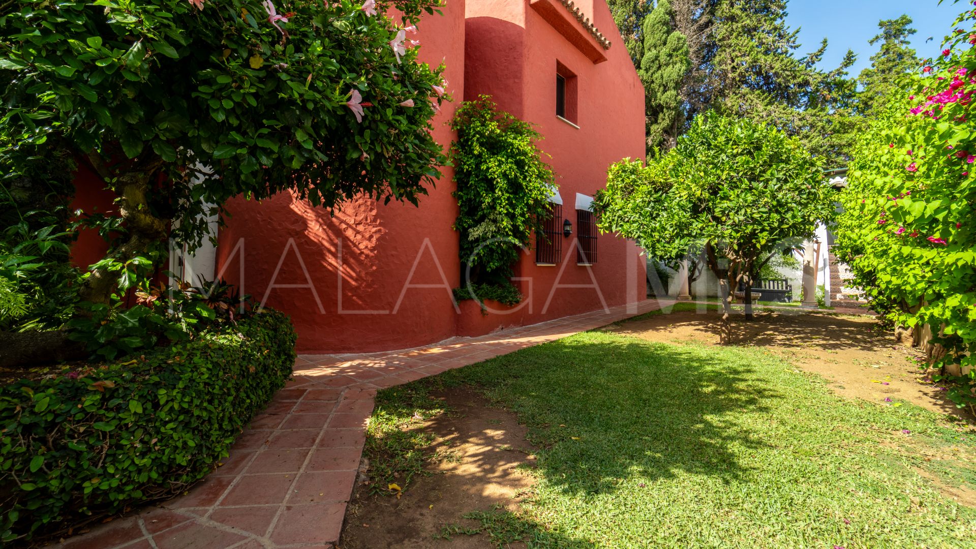 Villa for sale in Nueva Andalucia