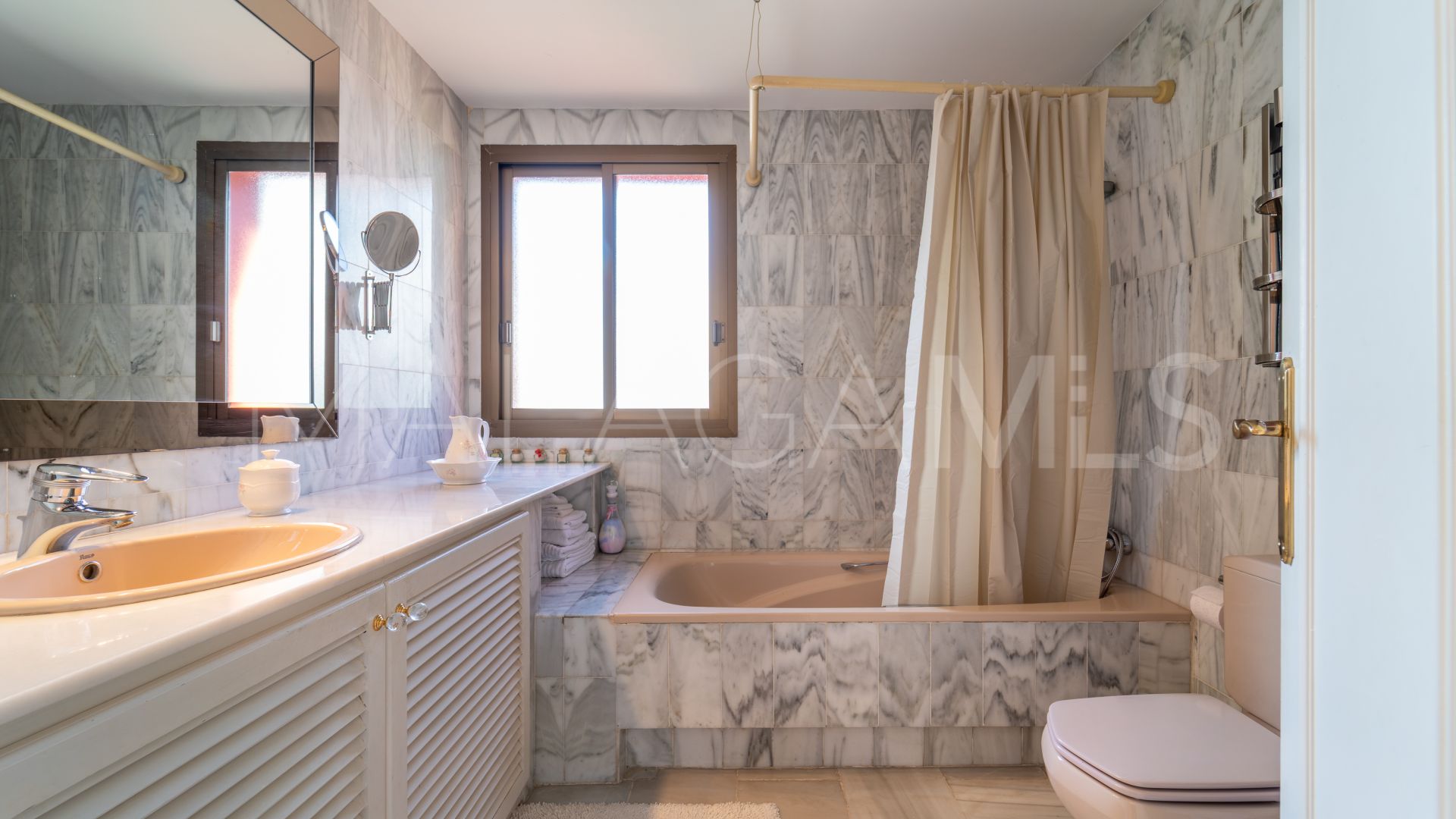 Villa for sale in Nueva Andalucia