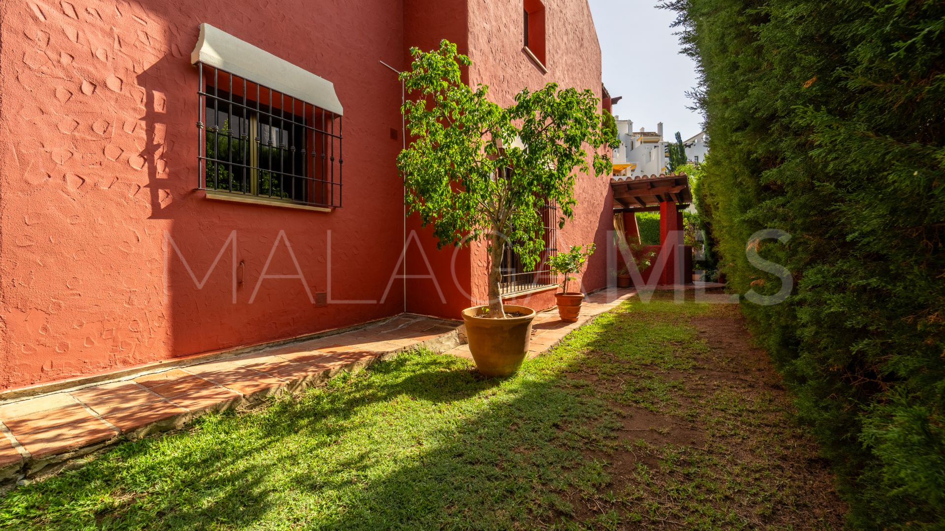 Villa for sale in Nueva Andalucia