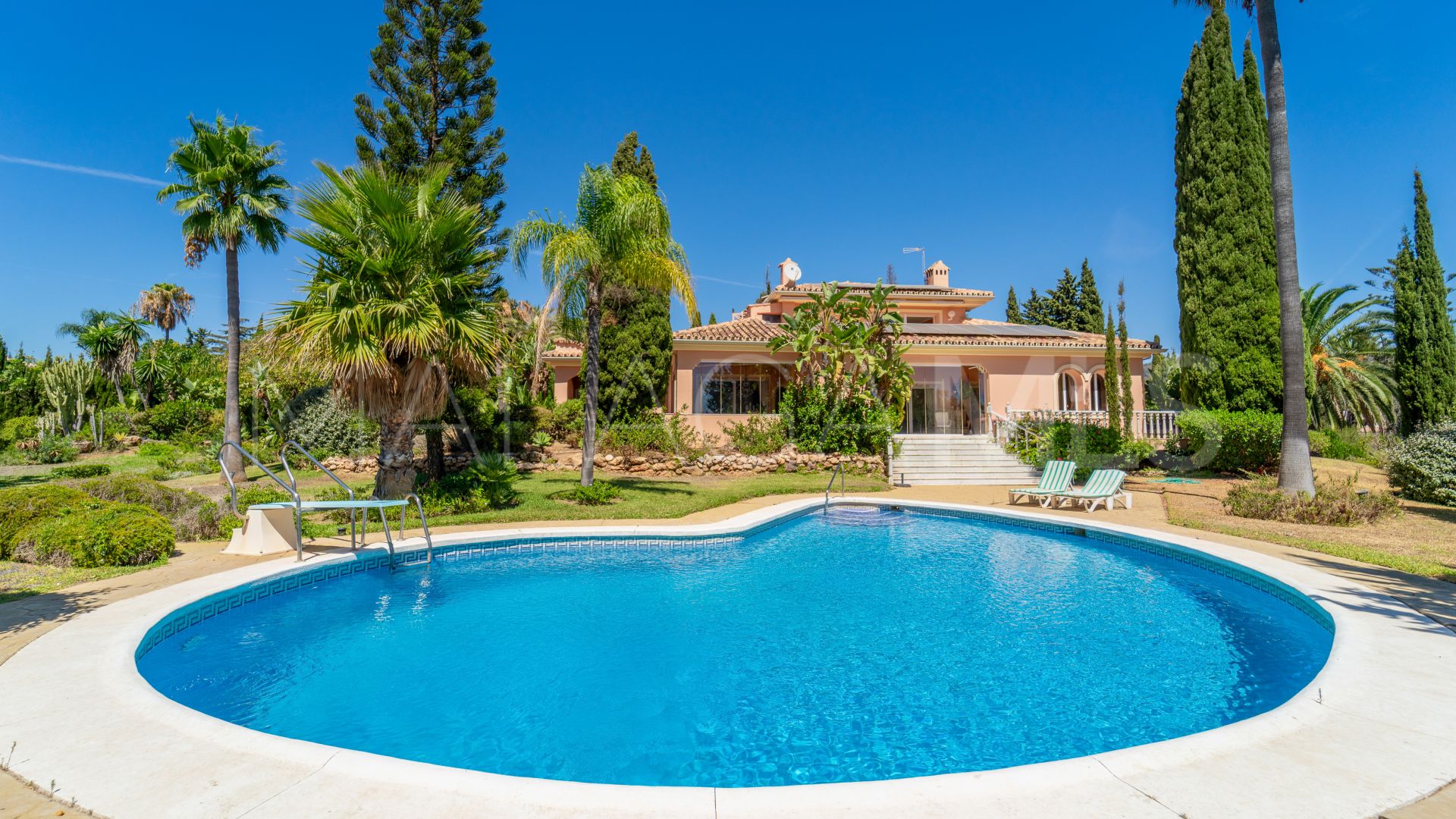 Villa for sale in Cerrado de Elviria
