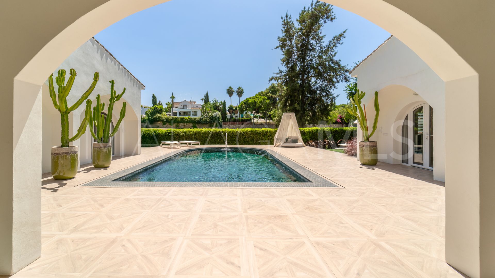 Villa for sale in Guadalmina Alta