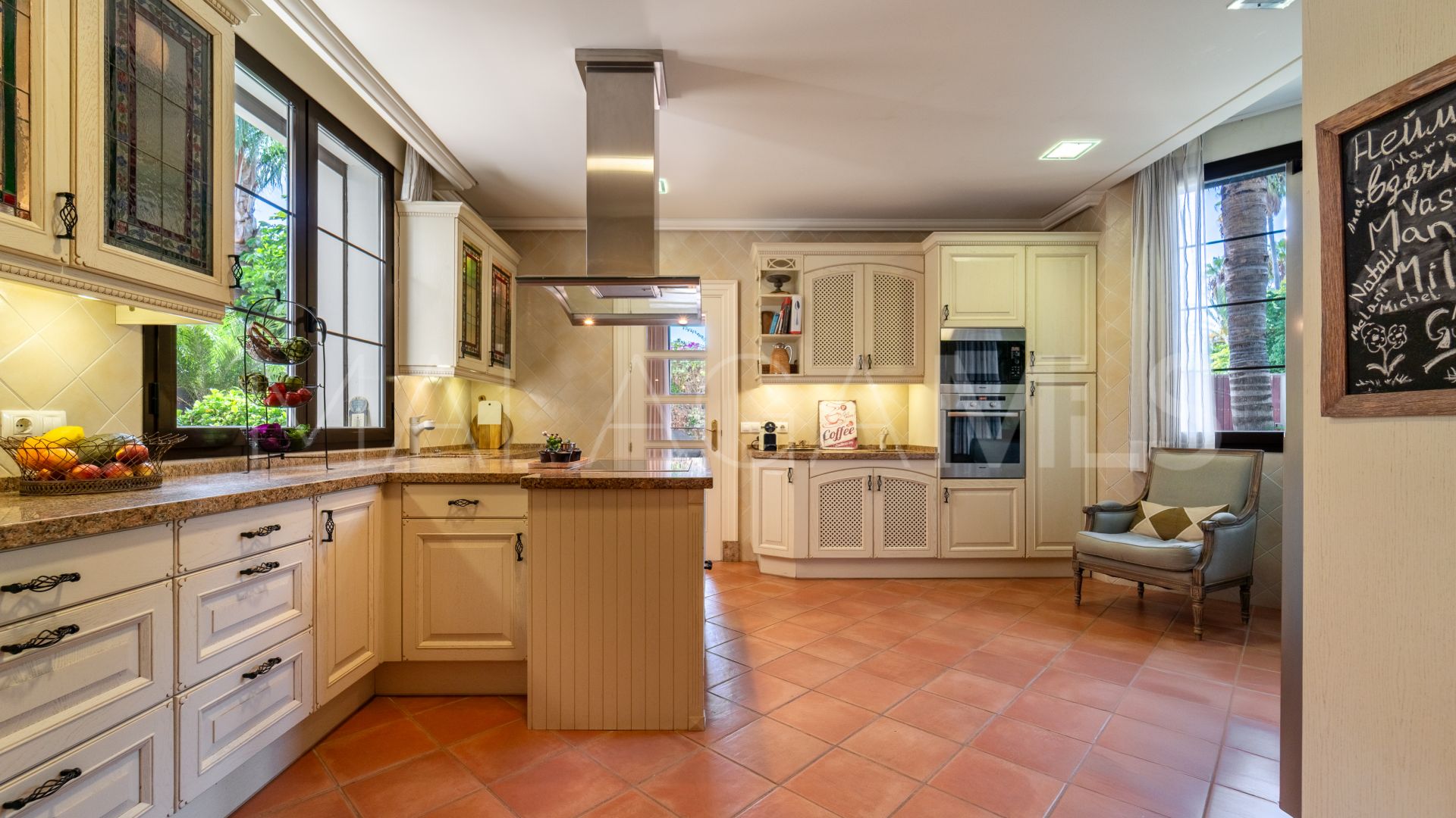 Villa with 8 bedrooms for sale in Guadalmina Baja