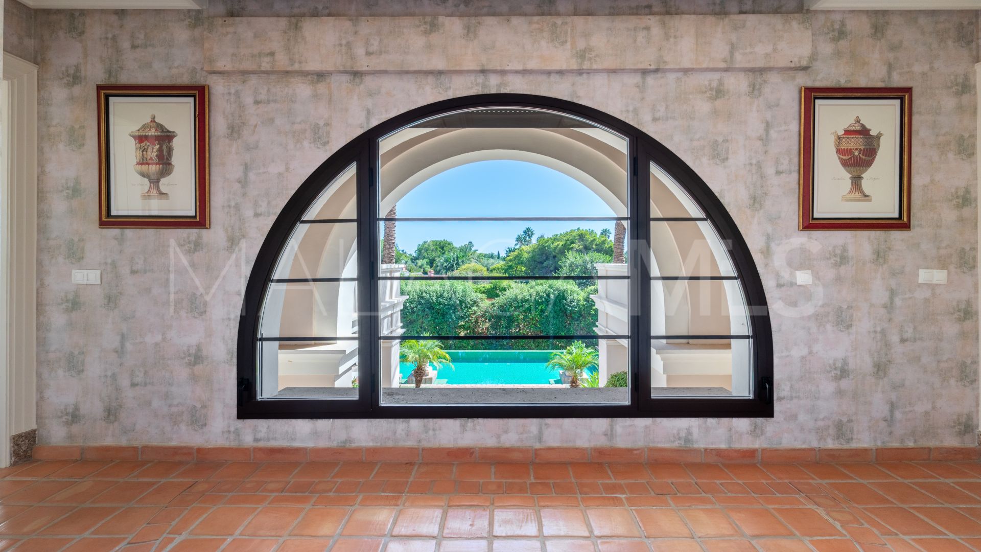 Villa with 8 bedrooms for sale in Guadalmina Baja