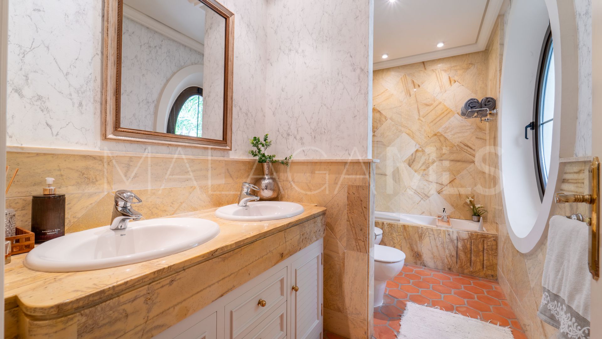 Villa with 8 bedrooms for sale in Guadalmina Baja