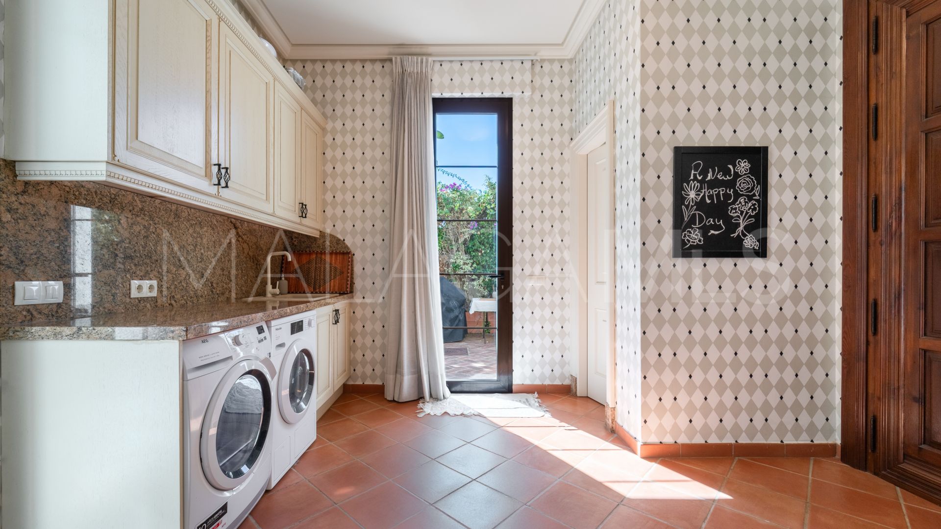 Villa with 8 bedrooms for sale in Guadalmina Baja