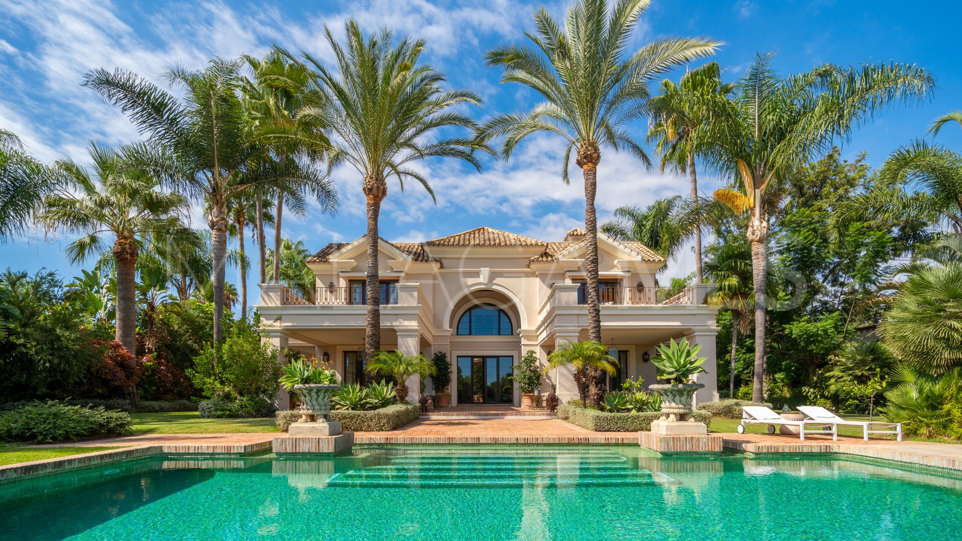 Villa with 8 bedrooms for sale in Guadalmina Baja