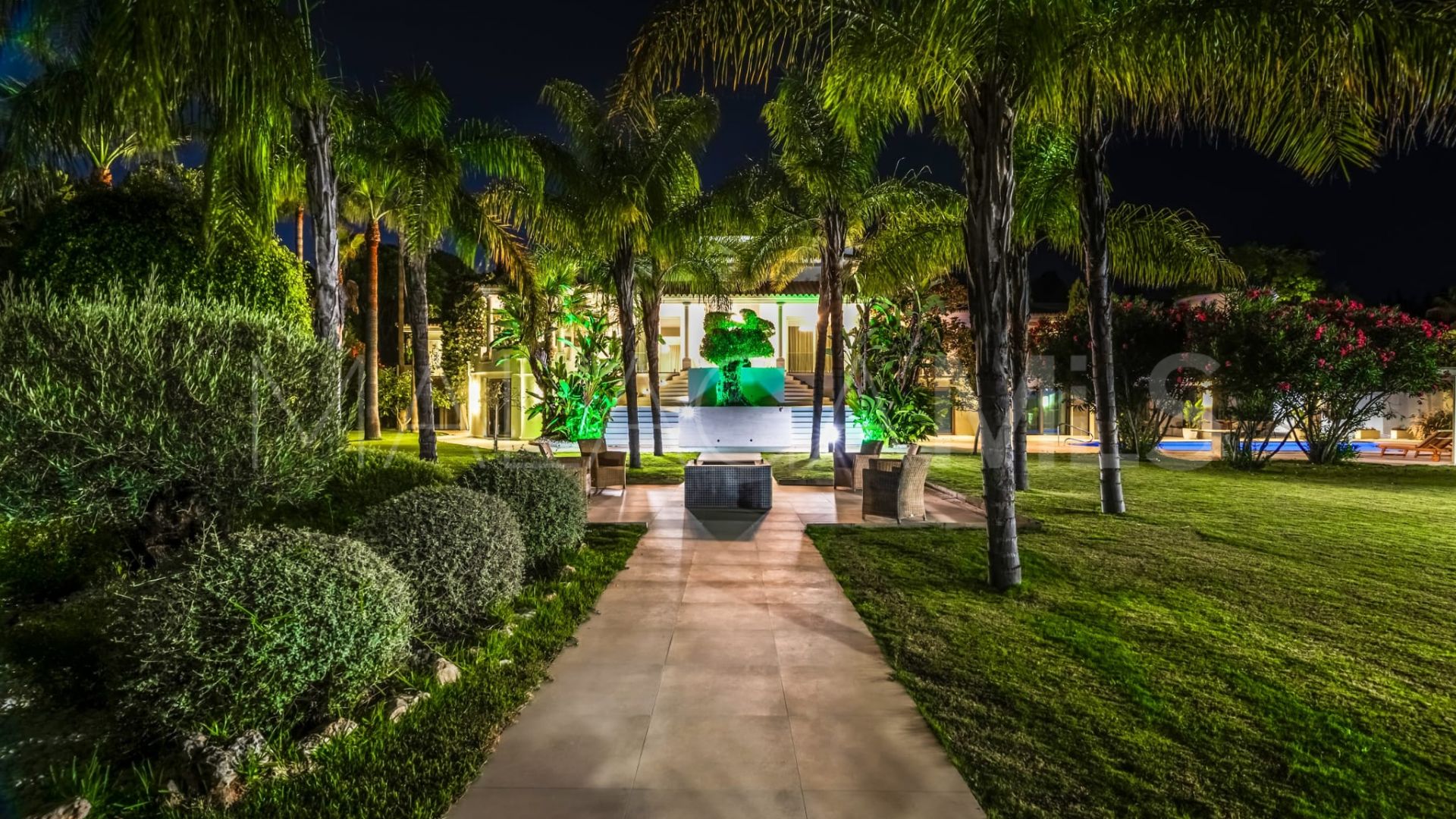 Villa for sale in Guadalmina Baja
