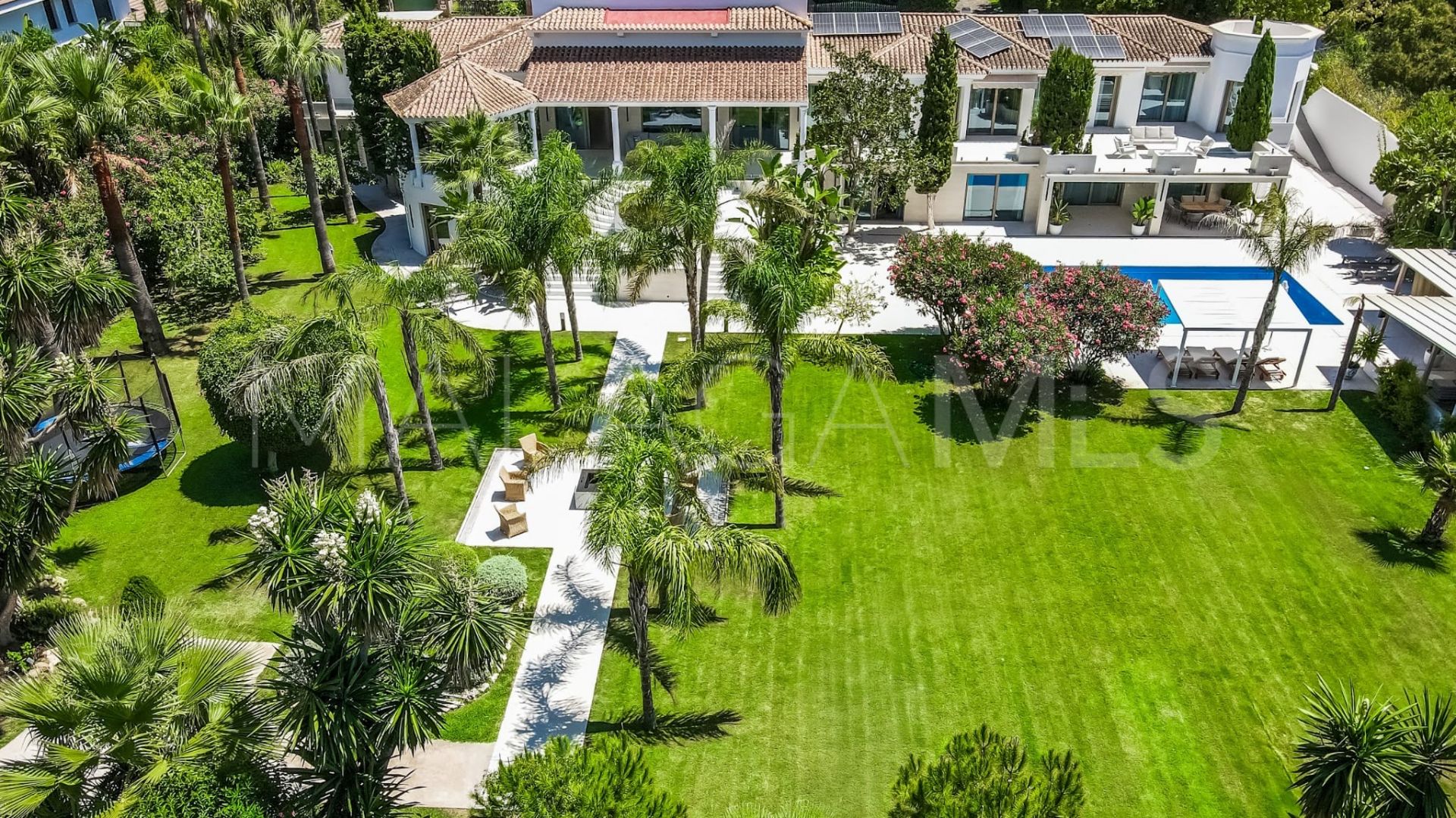 Villa for sale in Guadalmina Baja
