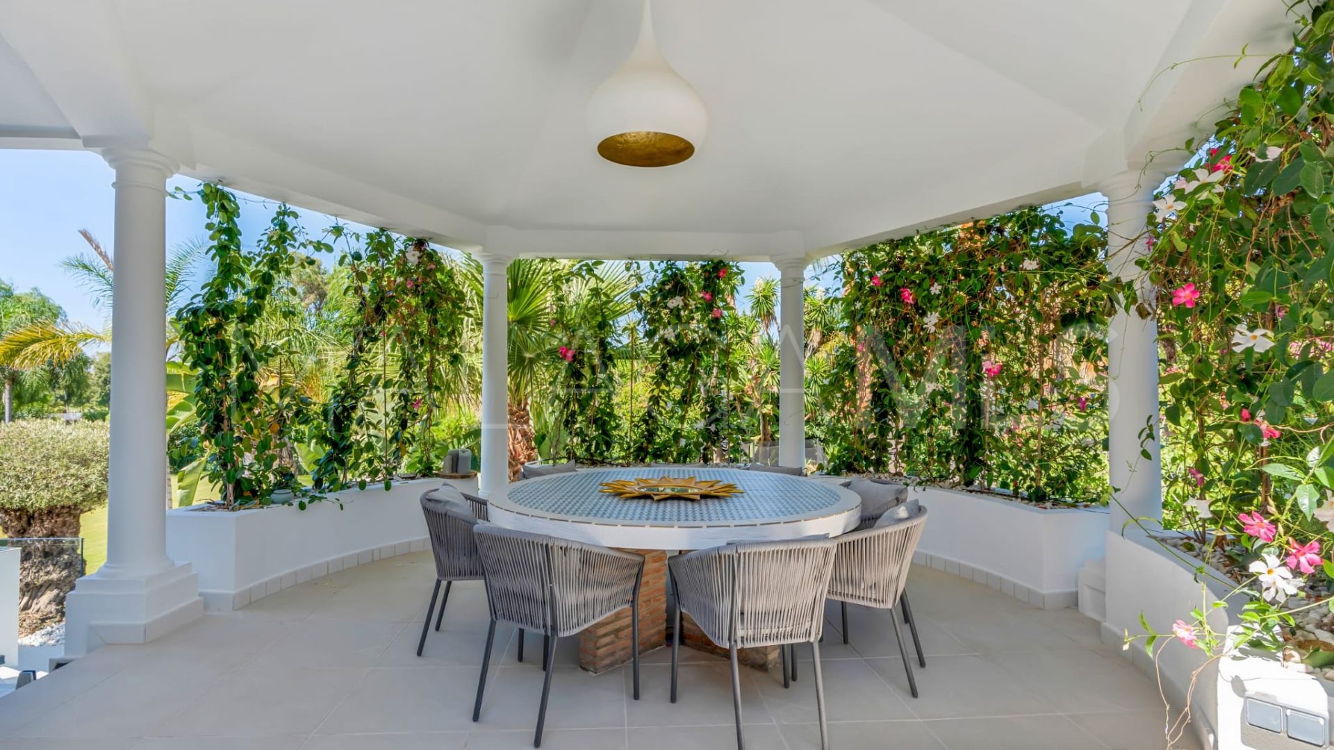 Villa for sale in Guadalmina Baja