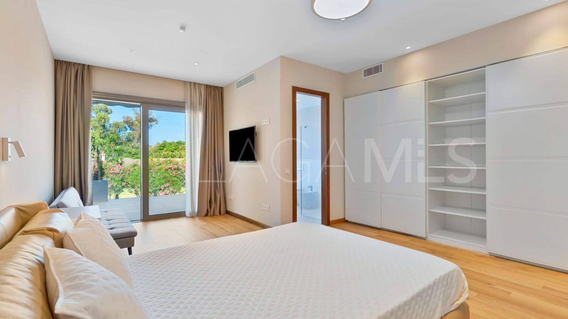 Villa for sale in Guadalmina Baja