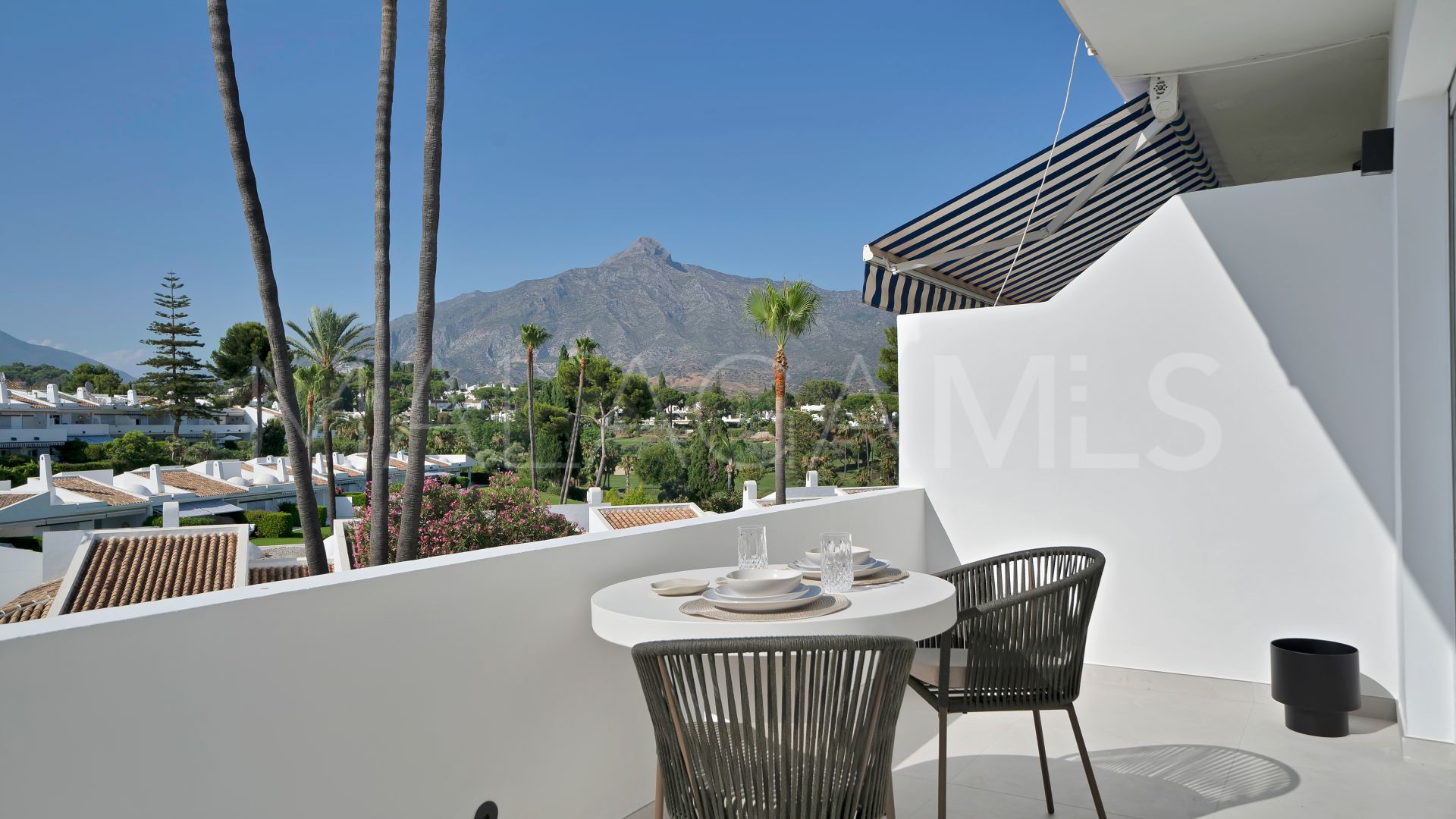 Duplex penthouse for sale in Los Dragos