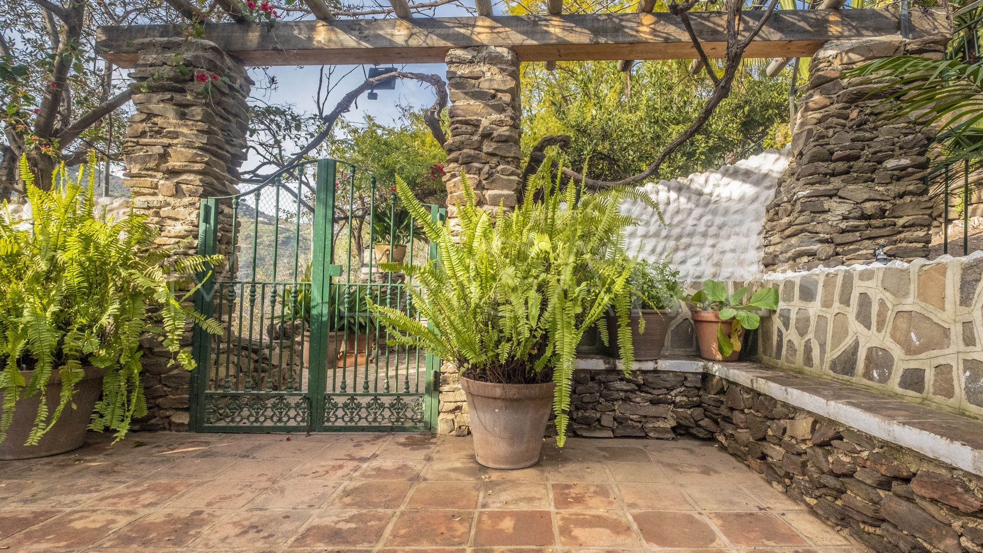 Villa for sale in Sayalonga