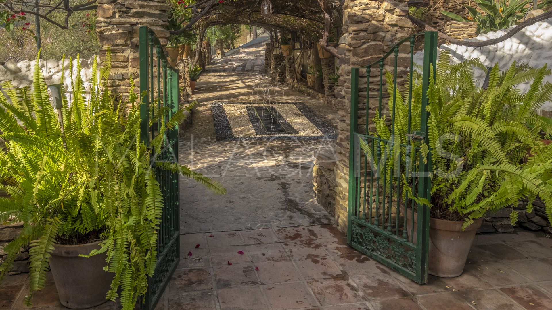 Villa for sale in Sayalonga