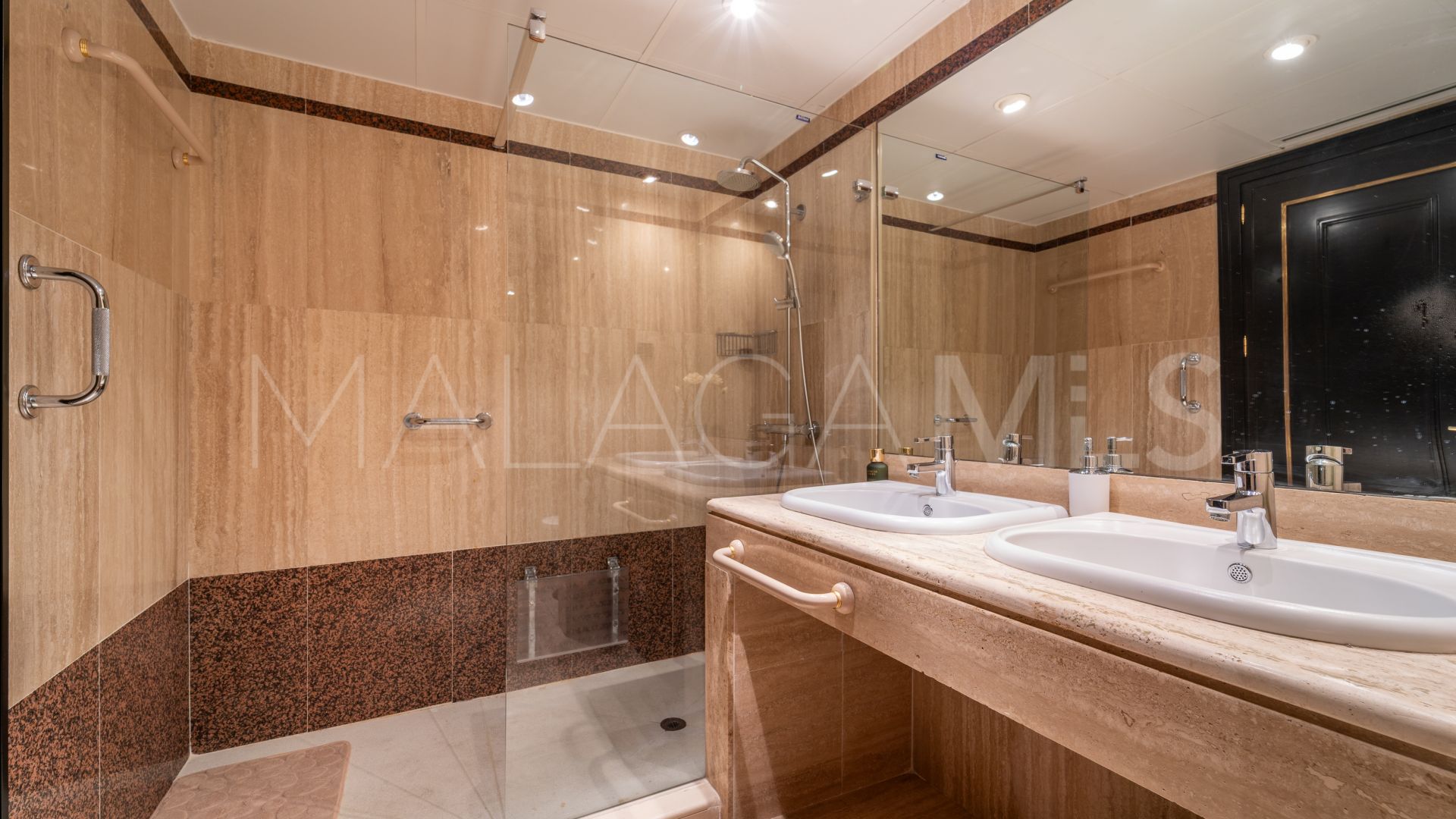 Apartamento a la venta in Playa de la Fontanilla with 4 bedrooms