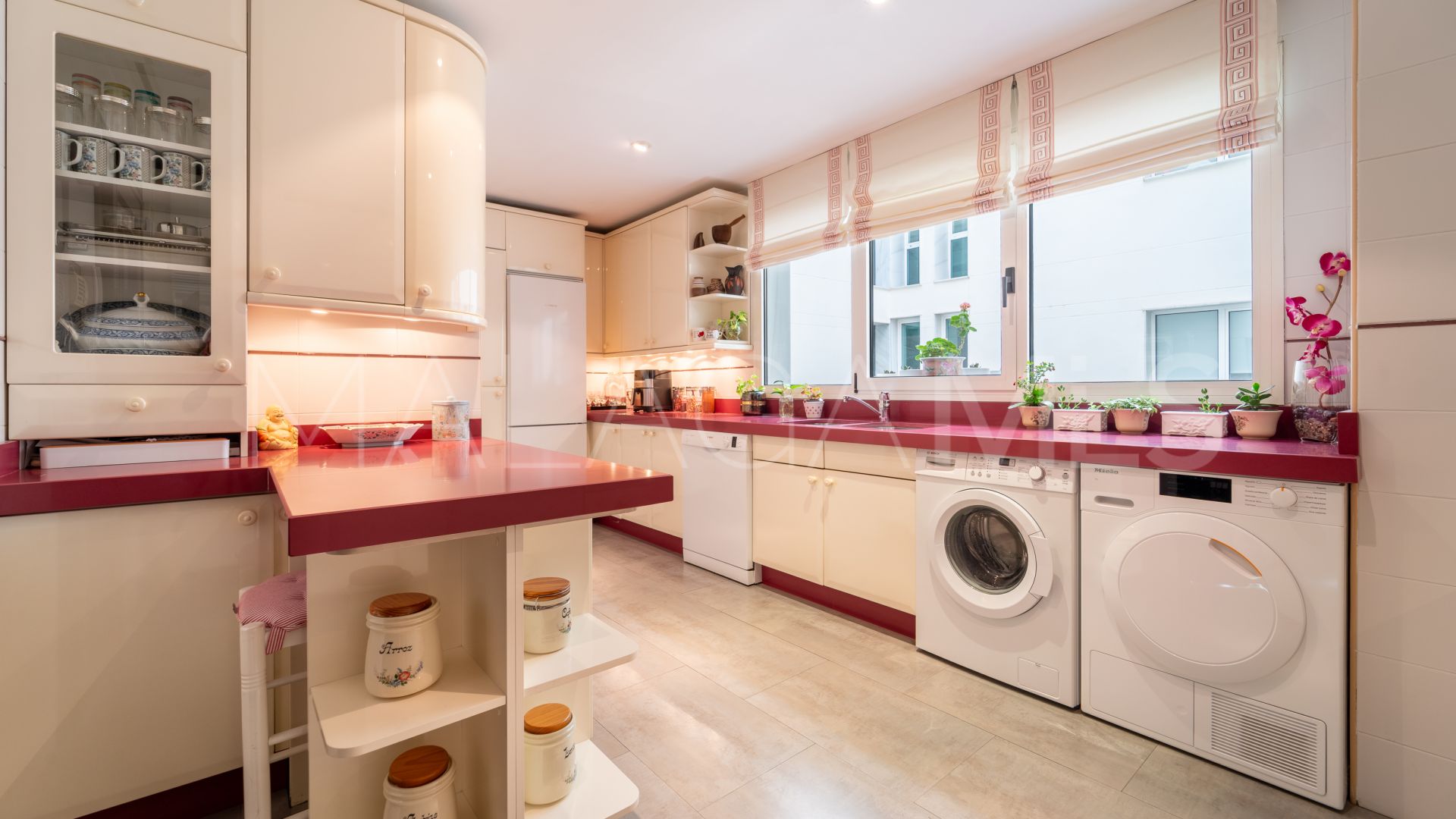 Apartamento a la venta in Playa de la Fontanilla with 4 bedrooms