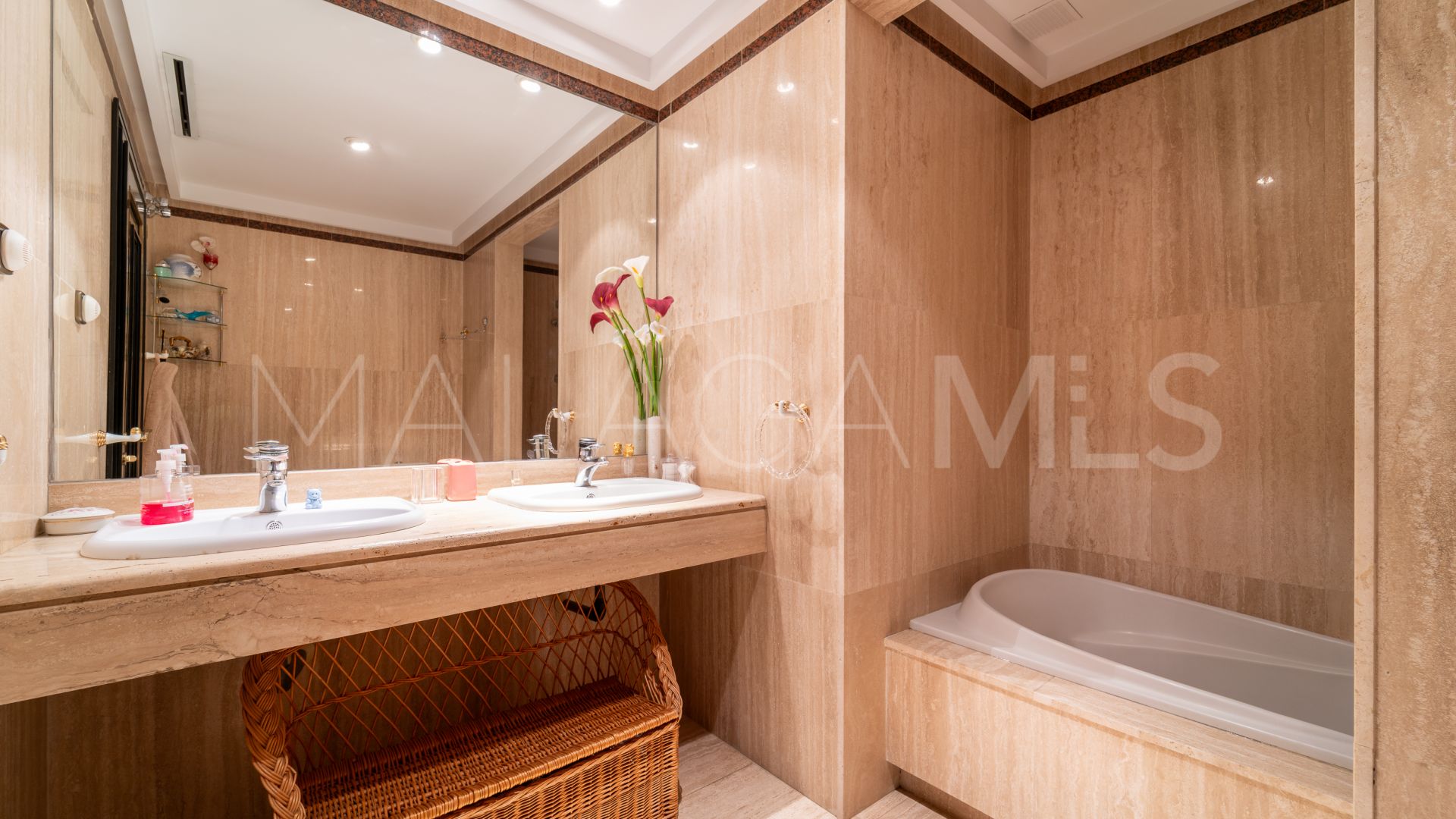 Apartamento a la venta in Playa de la Fontanilla with 4 bedrooms