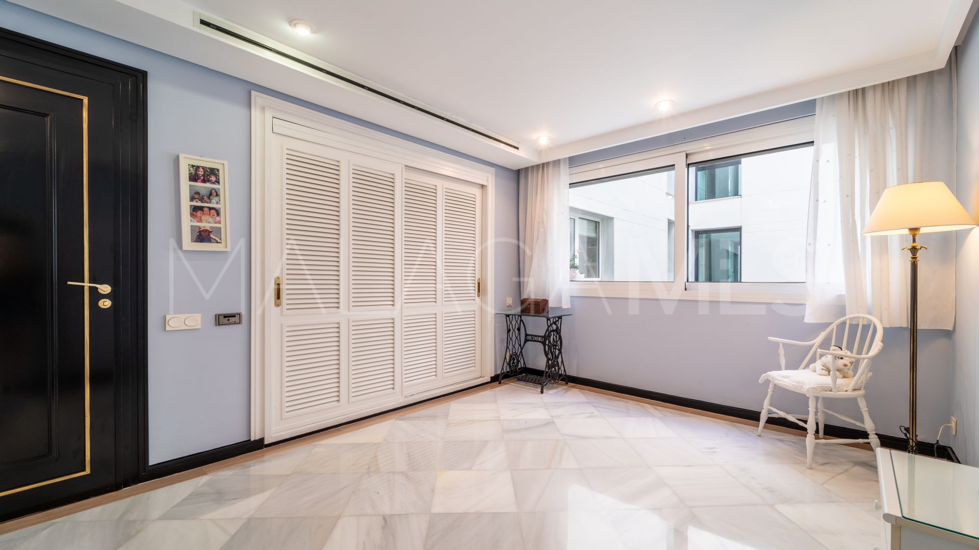 Apartamento a la venta in Playa de la Fontanilla with 4 bedrooms