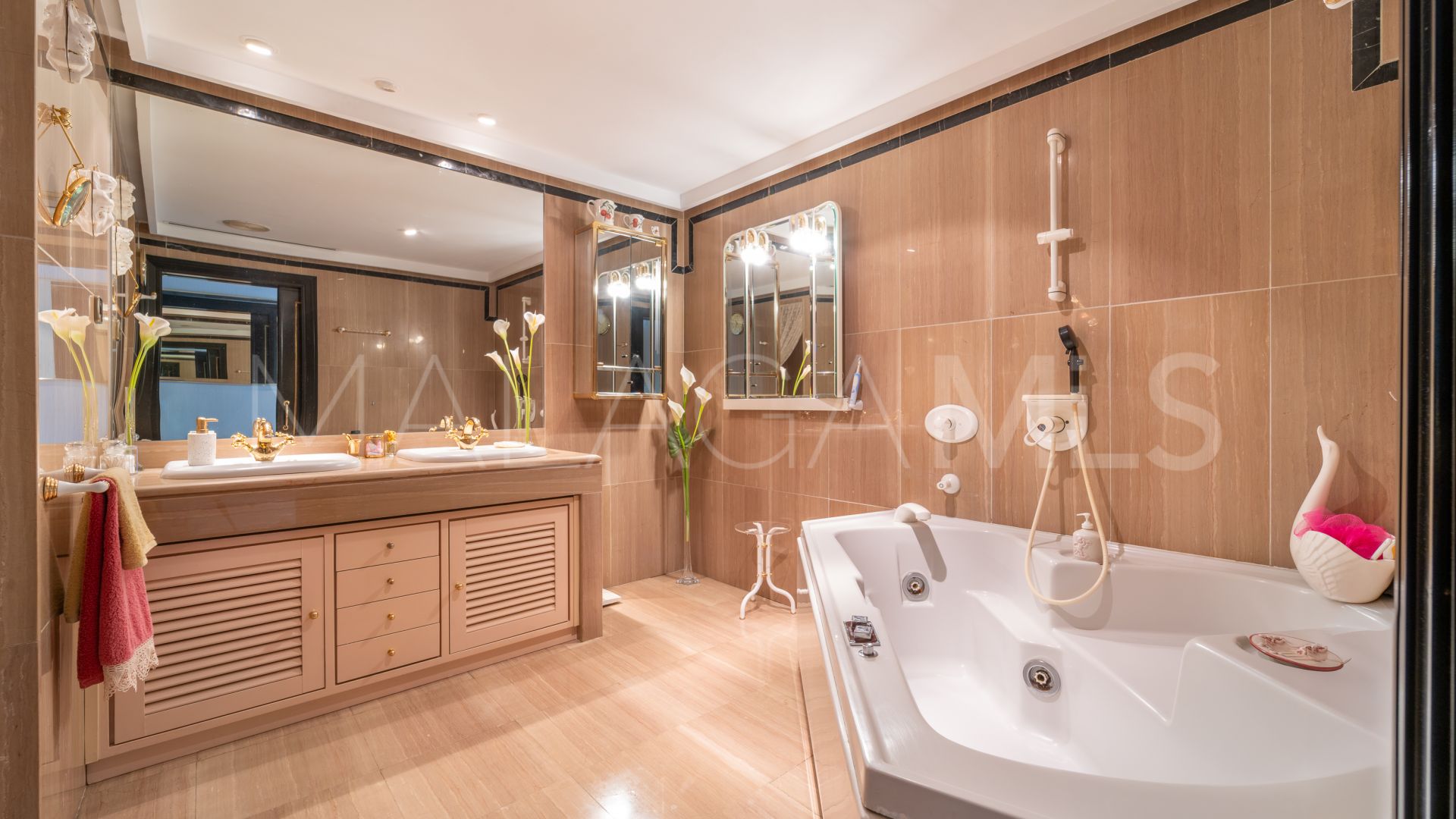Apartamento a la venta in Playa de la Fontanilla with 4 bedrooms