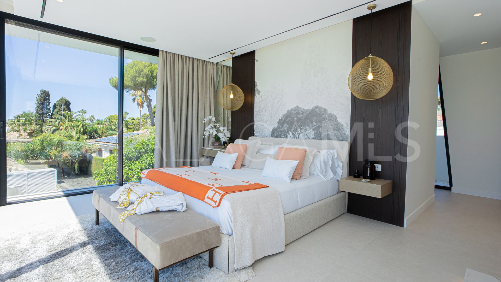 Villa for sale in Los Monteros