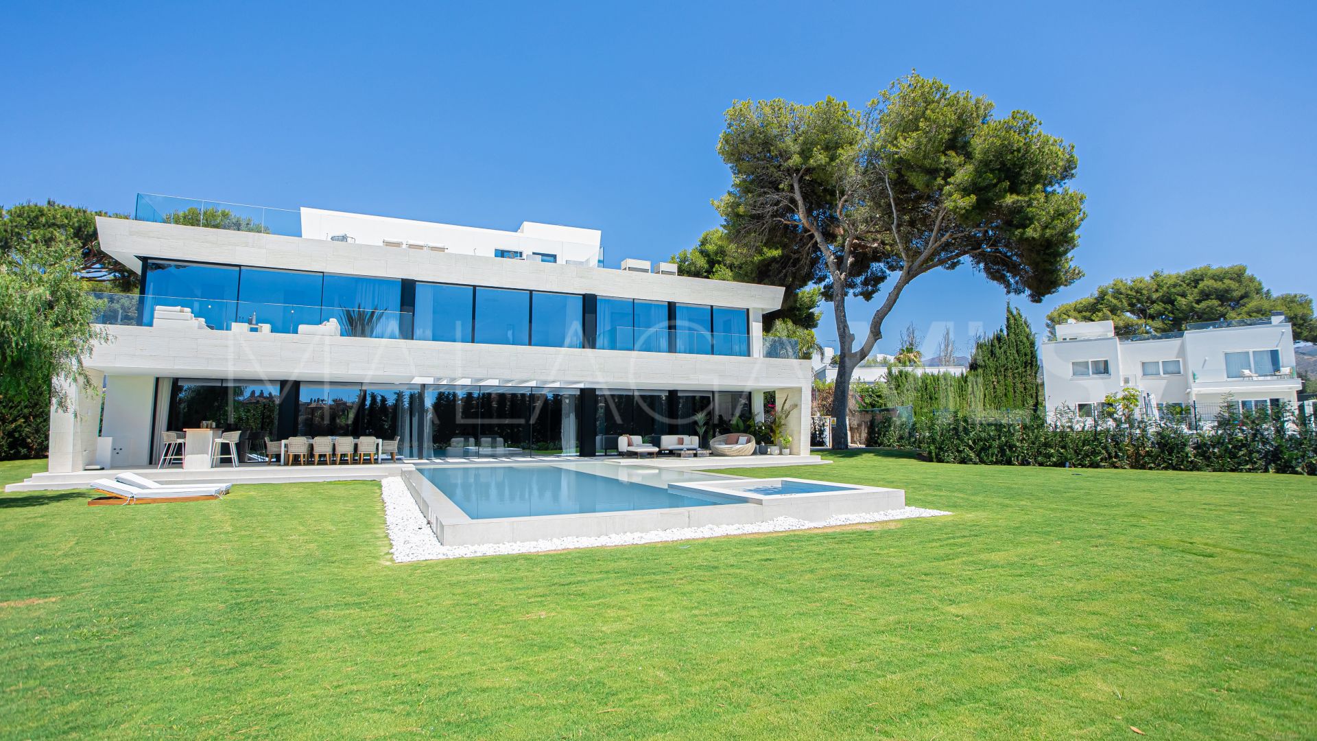 Villa for sale in Los Monteros