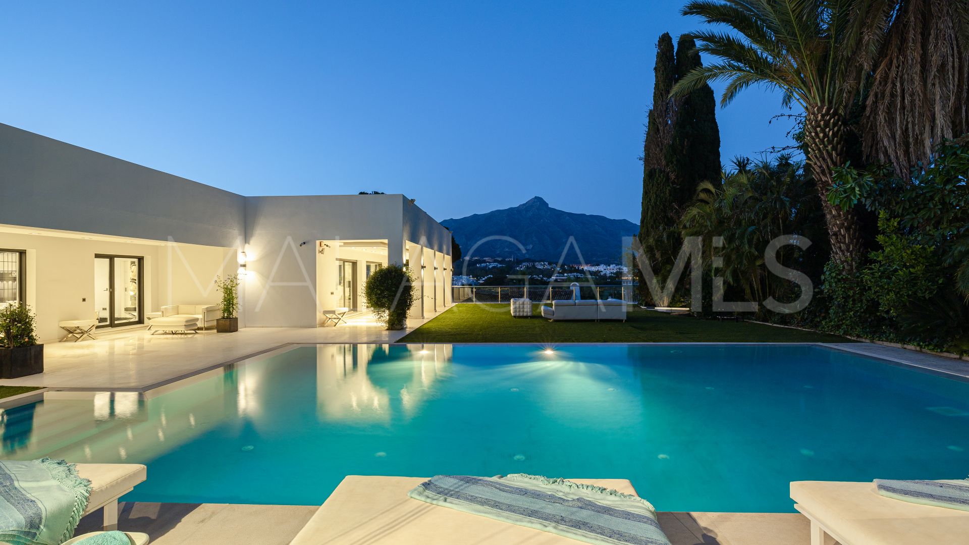 Villa for sale in Nueva Andalucia