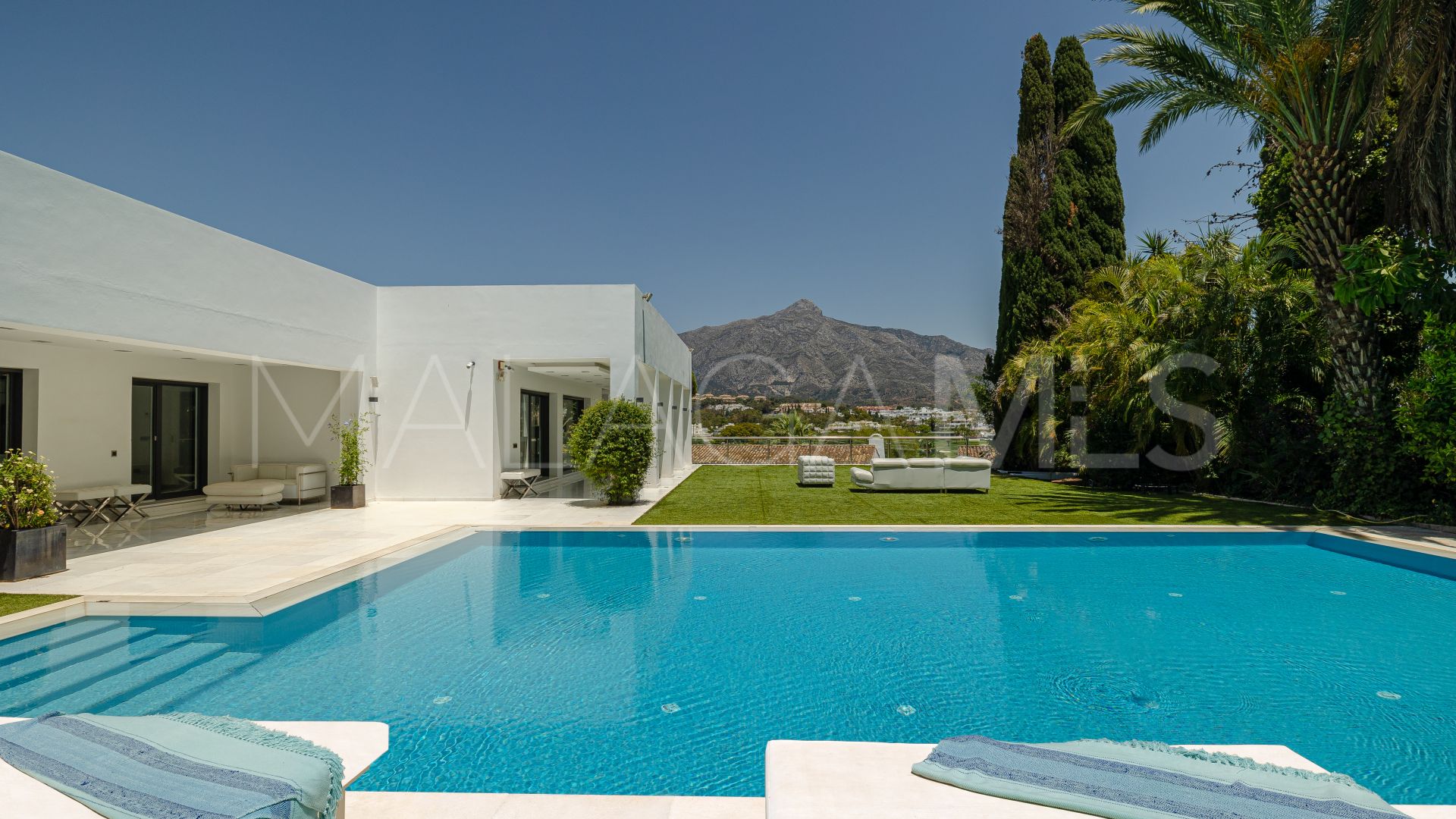 Villa for sale in Nueva Andalucia