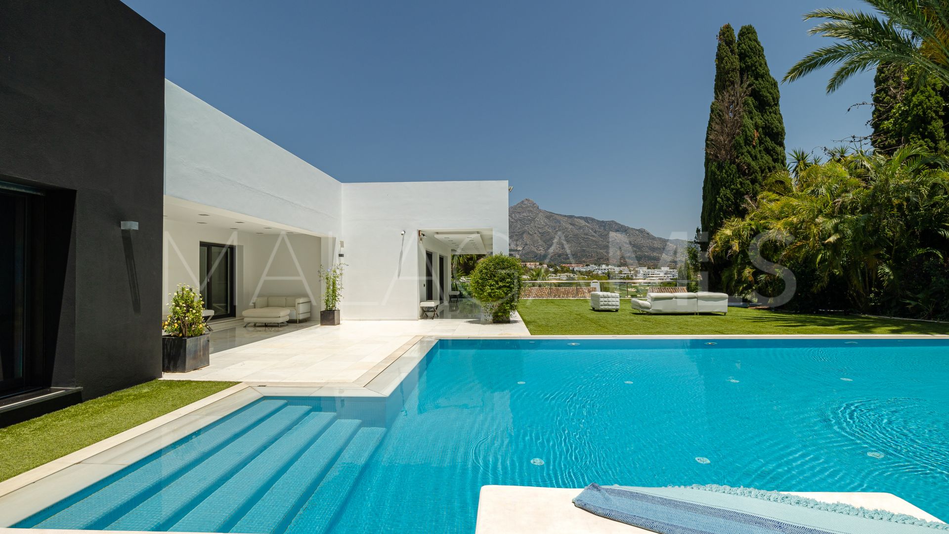 Villa for sale in Nueva Andalucia