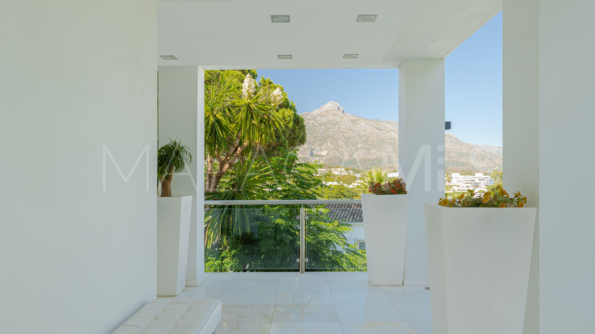 Villa for sale in Nueva Andalucia