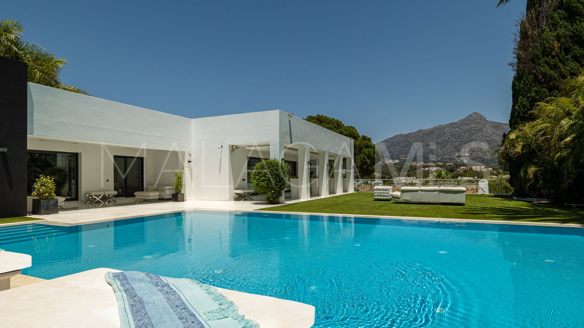 Villa for sale in Nueva Andalucia