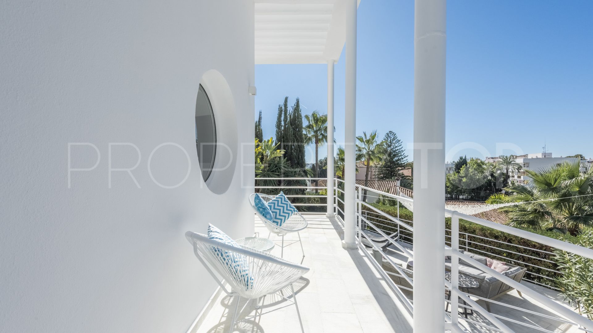 Buy villa in Nueva Andalucia with 4 bedrooms