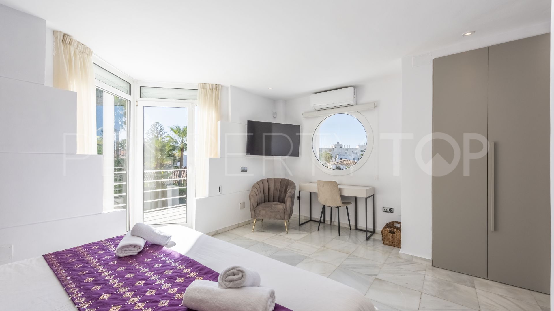 Comprar villa con 4 dormitorios en Nueva Andalucia