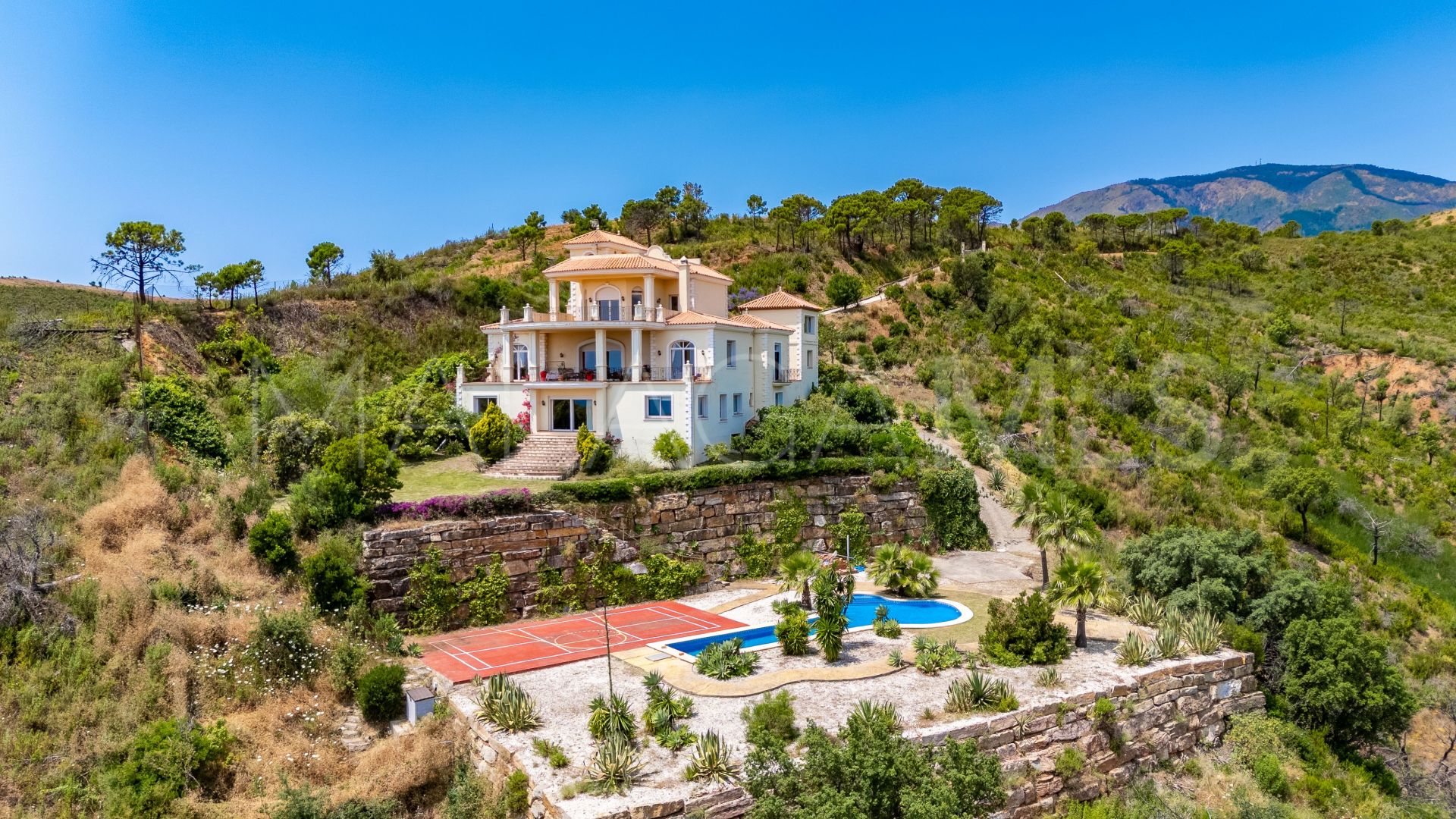 Se vende villa de 7 bedrooms in Altos de Estepona