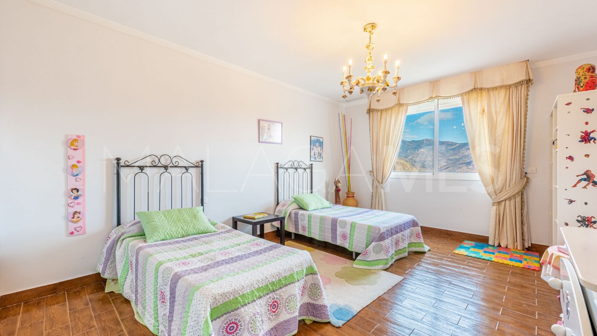 Se vende villa de 7 bedrooms in Altos de Estepona