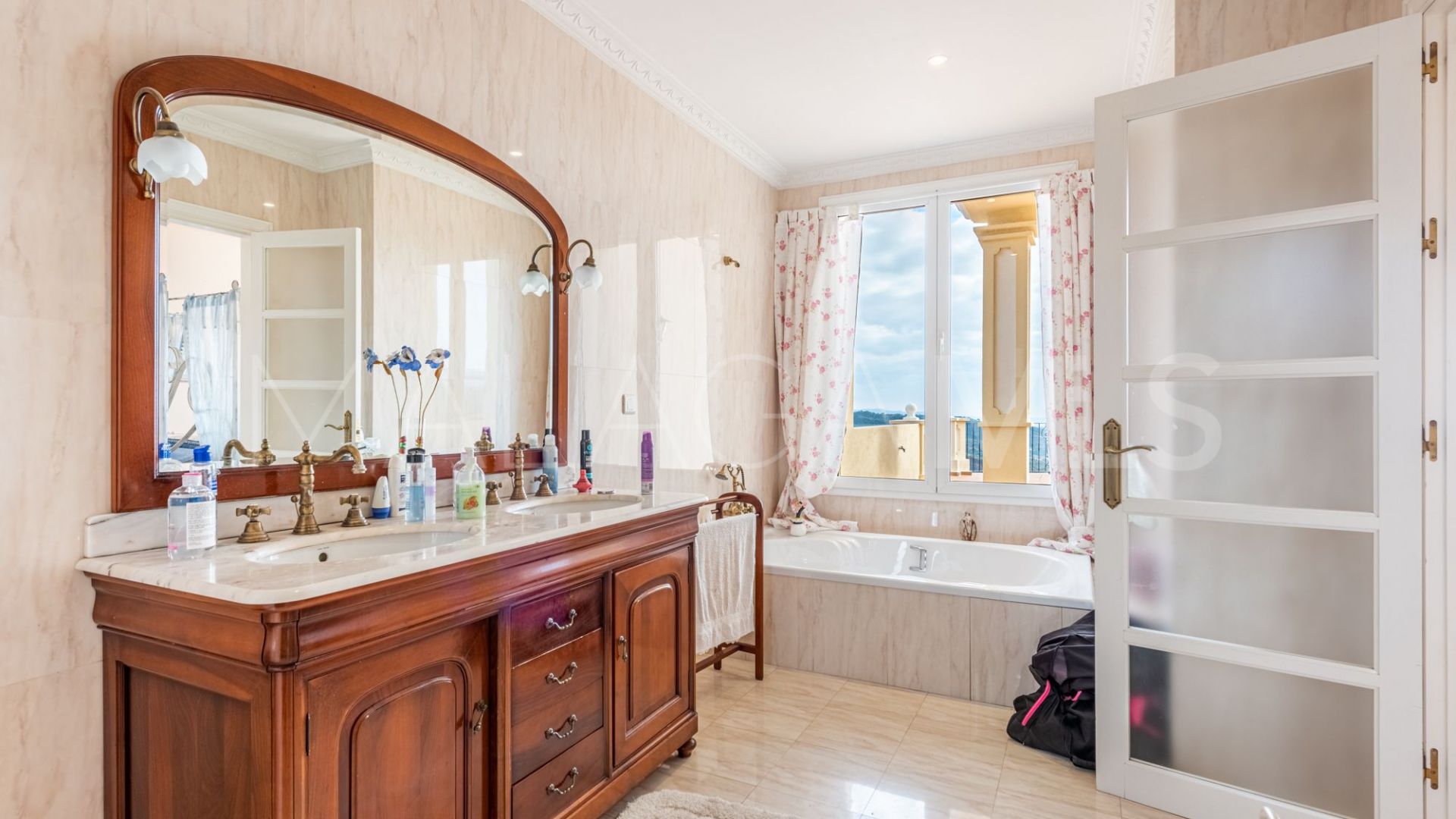 Se vende villa de 7 bedrooms in Altos de Estepona