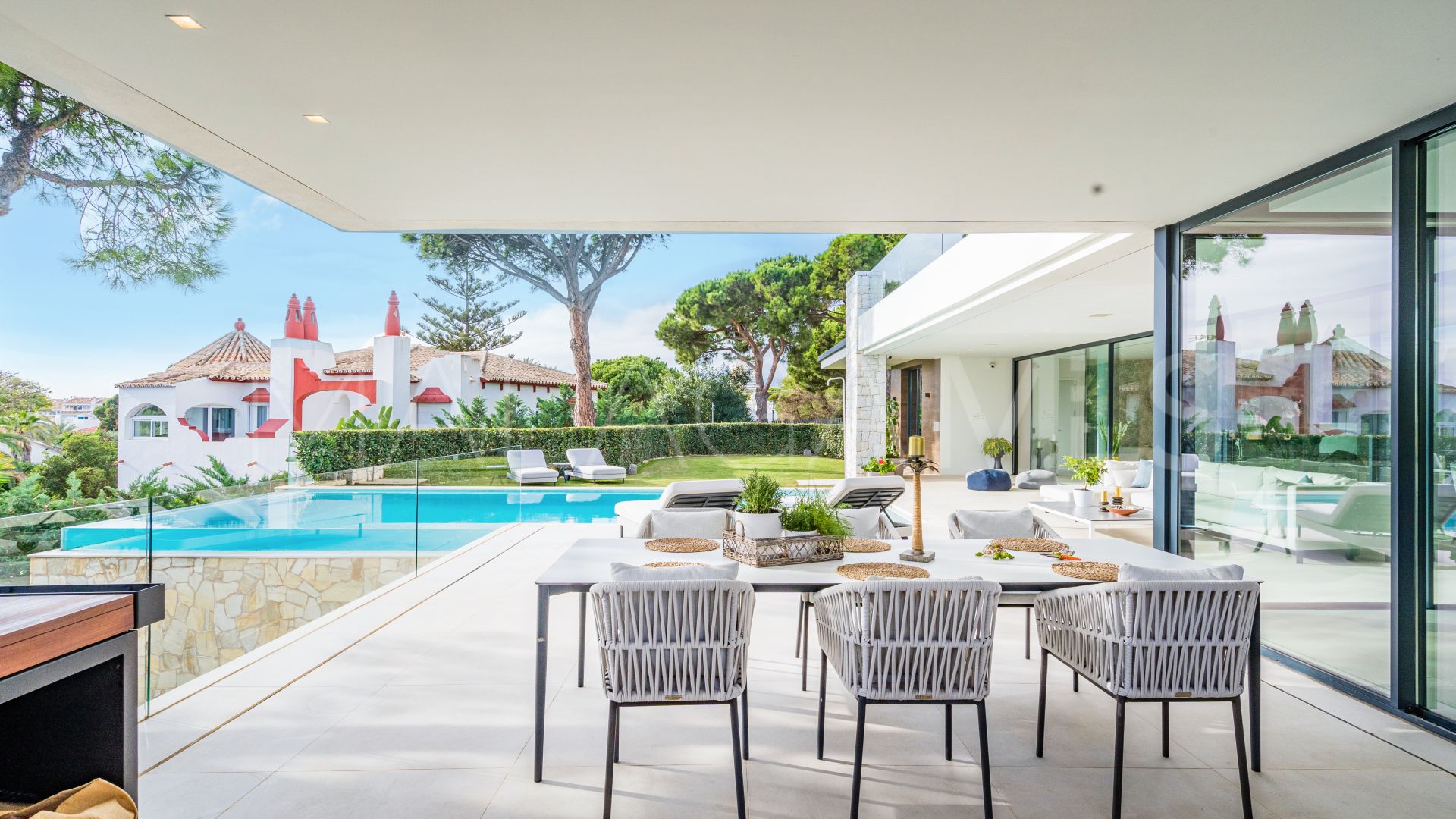 6 bedrooms villa in Marbesa for sale