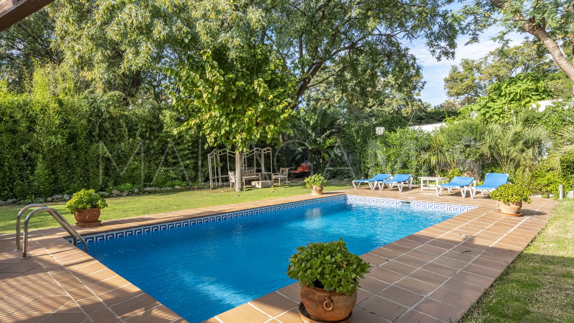 Buy villa pareada in Nueva Andalucia