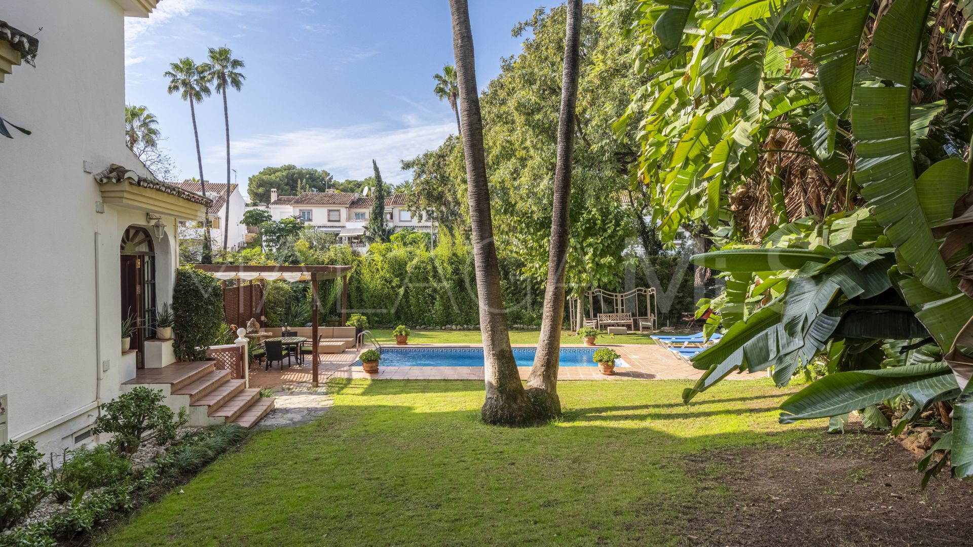 Buy villa pareada in Nueva Andalucia