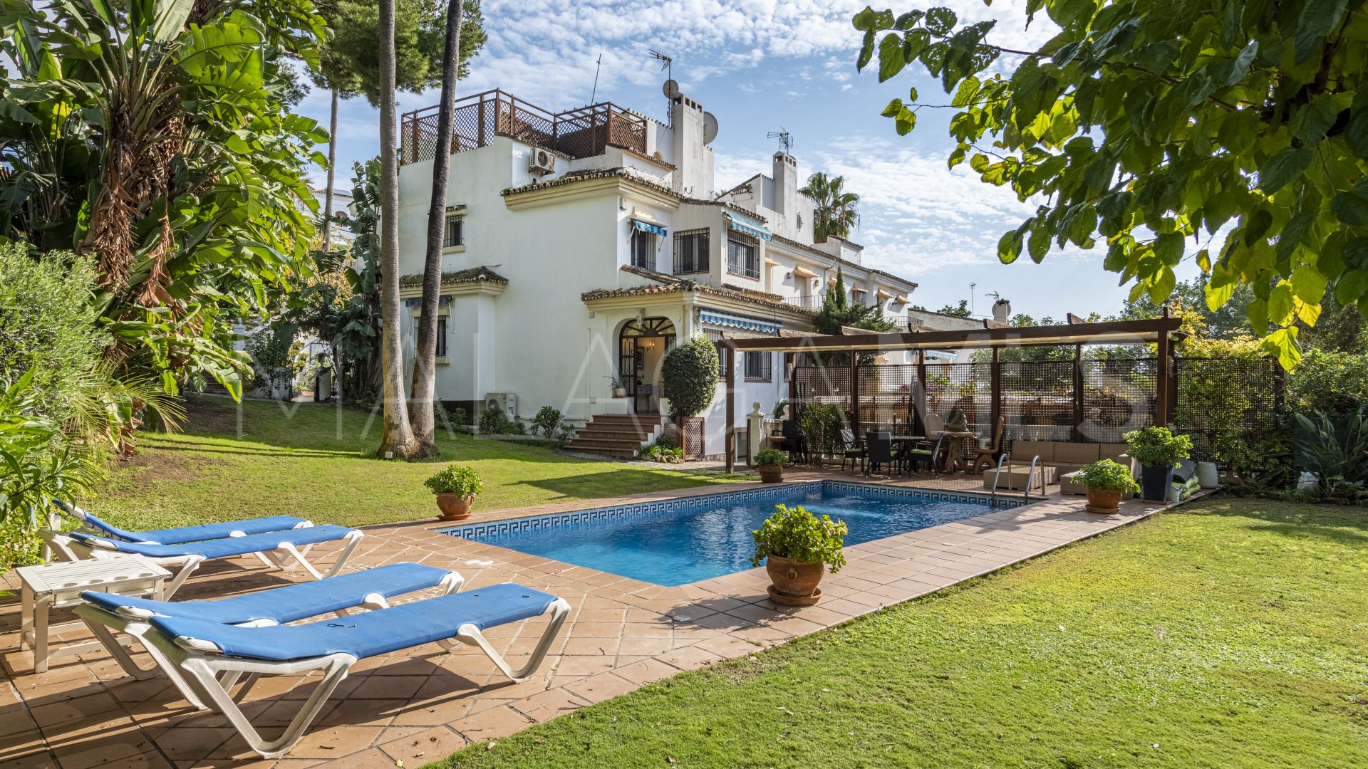 Buy villa pareada in Nueva Andalucia