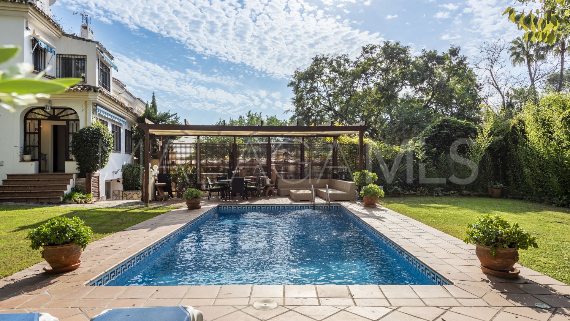 Buy villa pareada in Nueva Andalucia