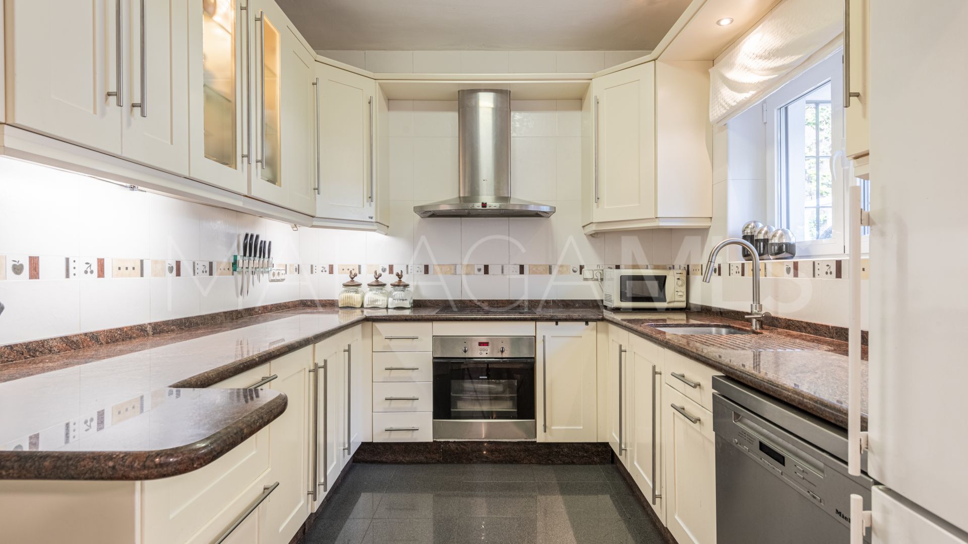 Buy villa pareada in Nueva Andalucia