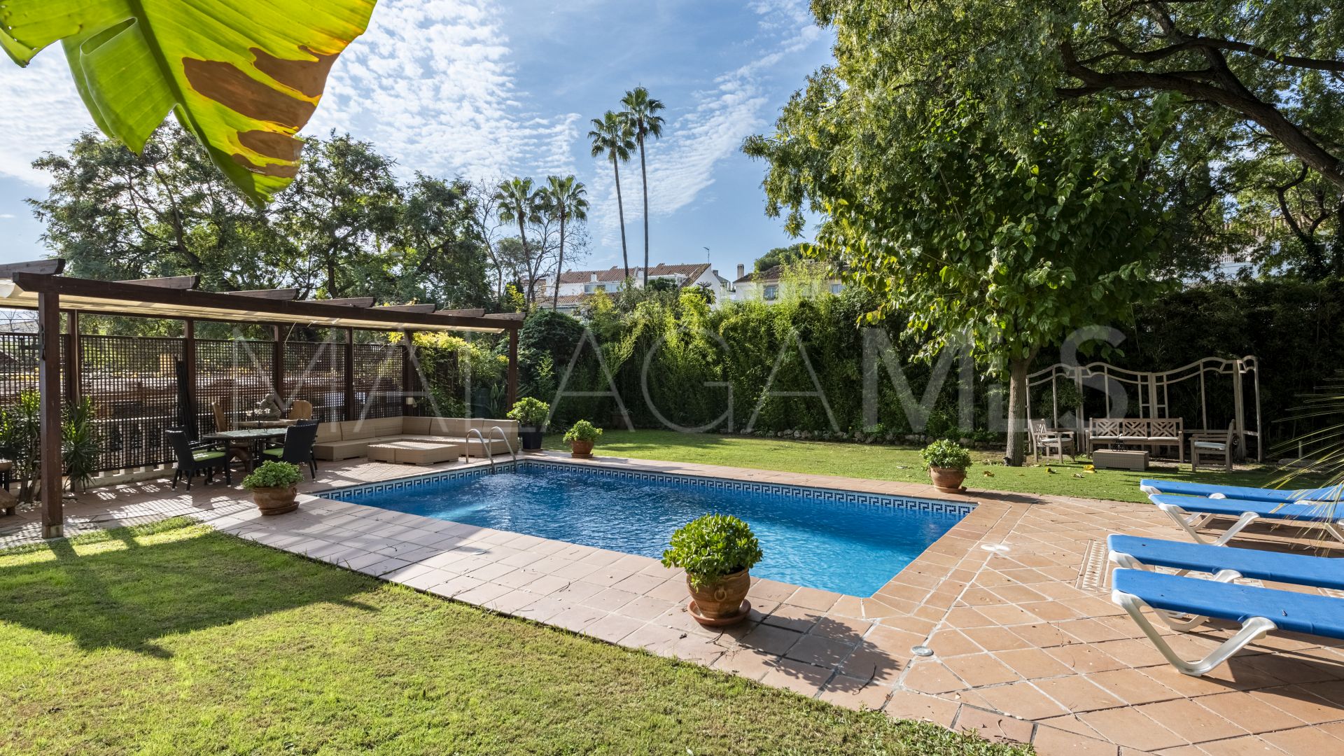 Buy villa pareada in Nueva Andalucia