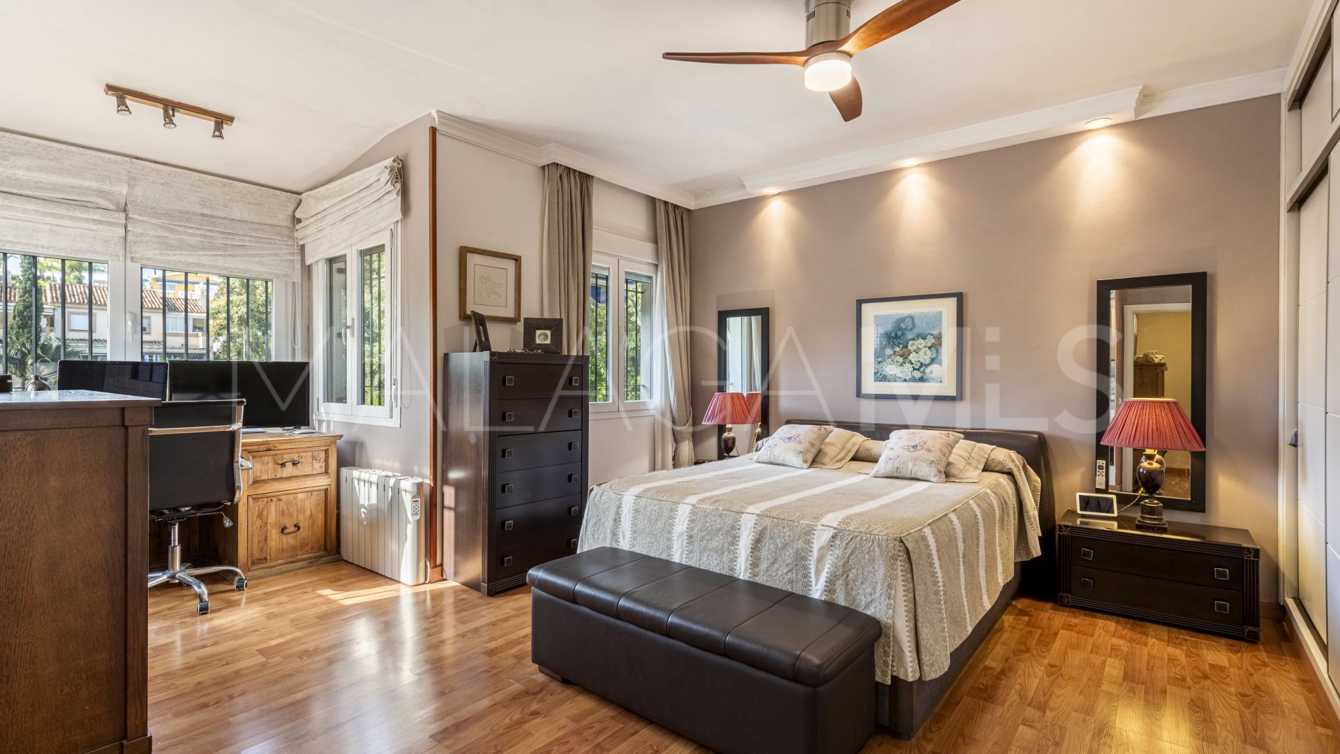 Buy villa pareada in Nueva Andalucia