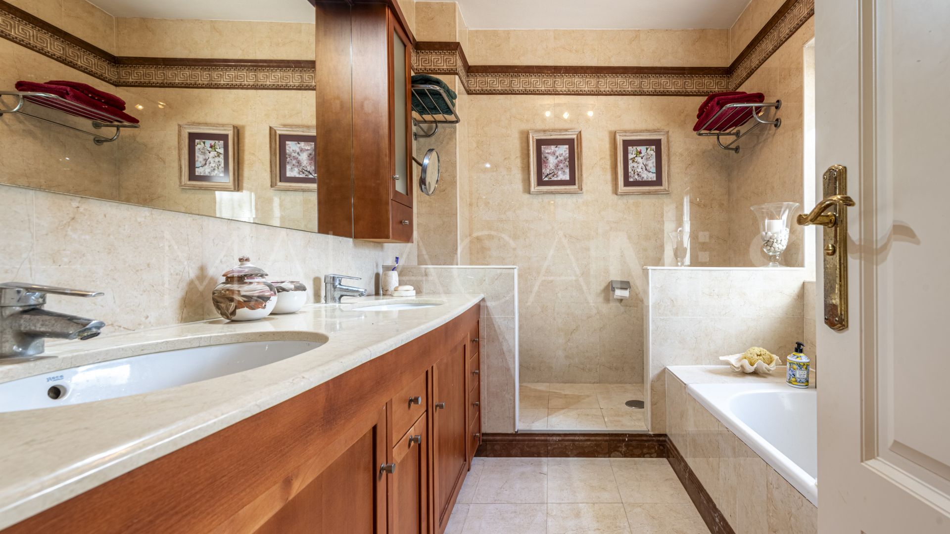 Buy villa pareada in Nueva Andalucia