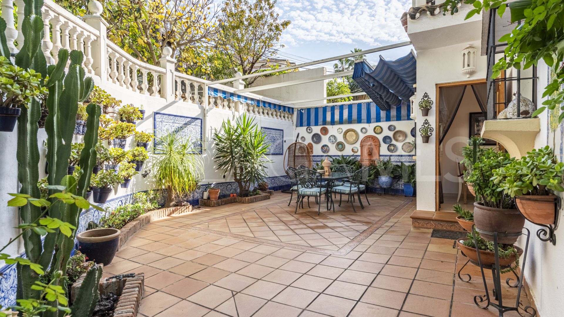 Buy villa pareada in Nueva Andalucia