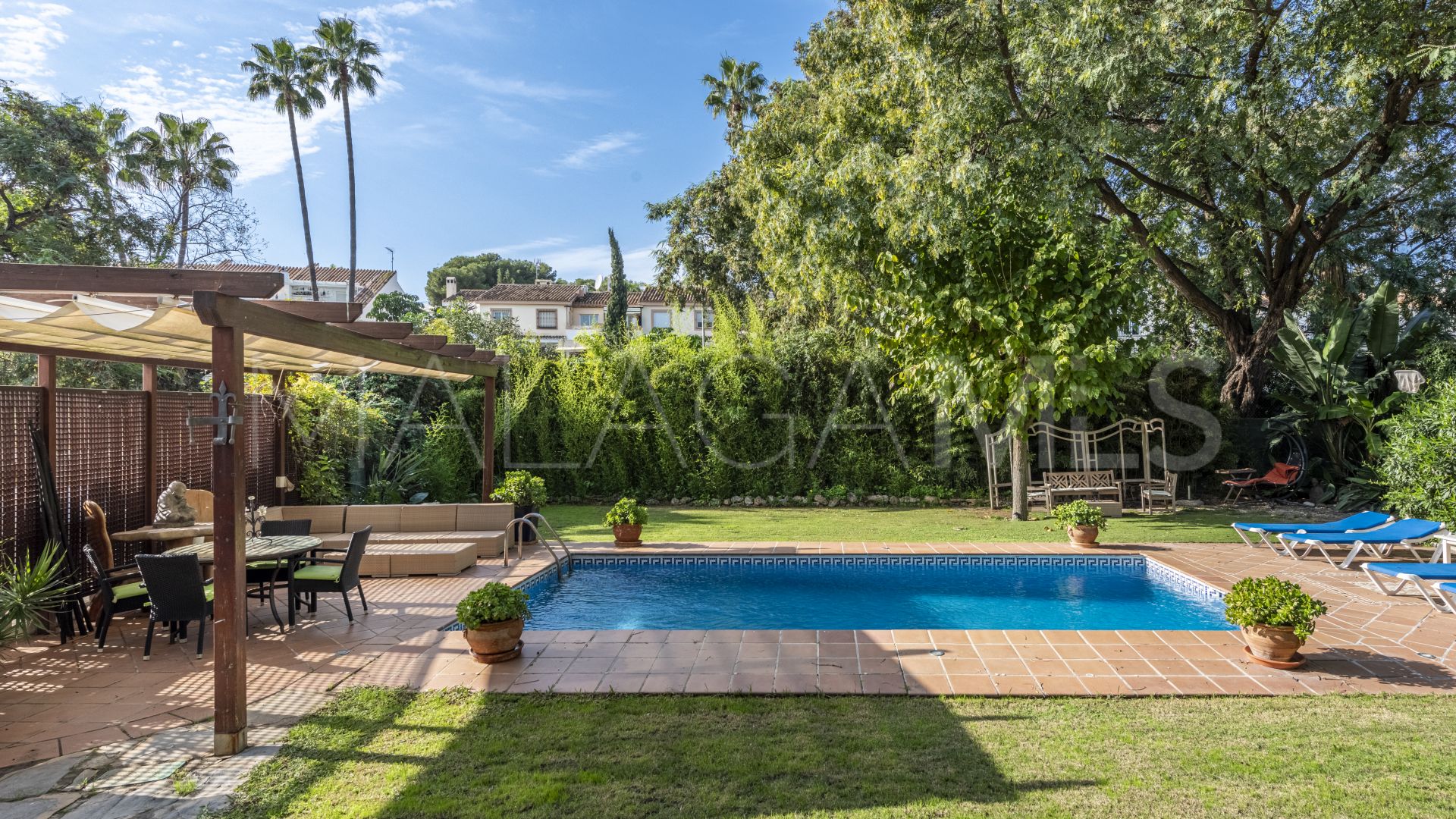 Buy villa pareada in Nueva Andalucia