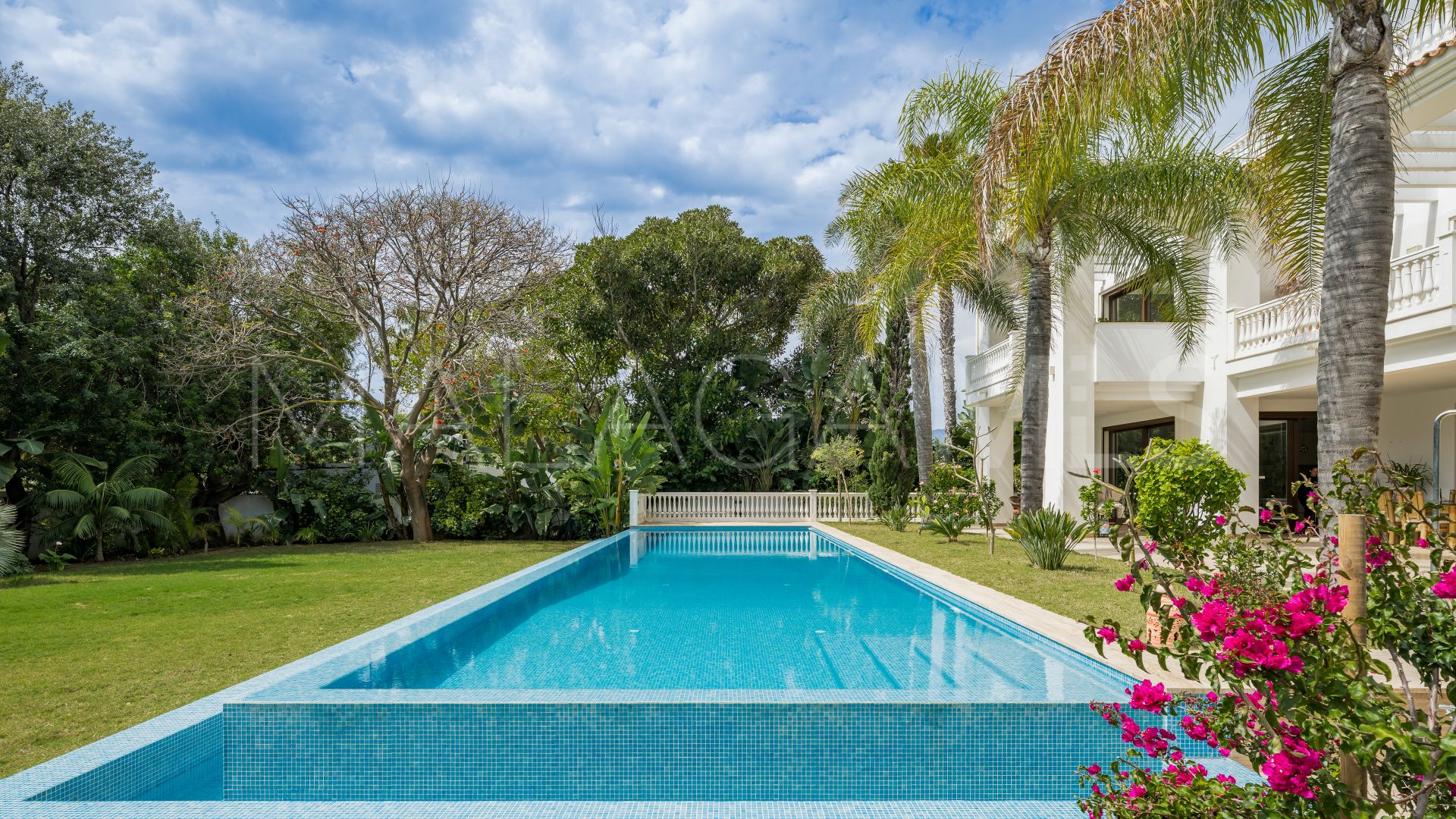 For sale 7 bedrooms villa in Casasola