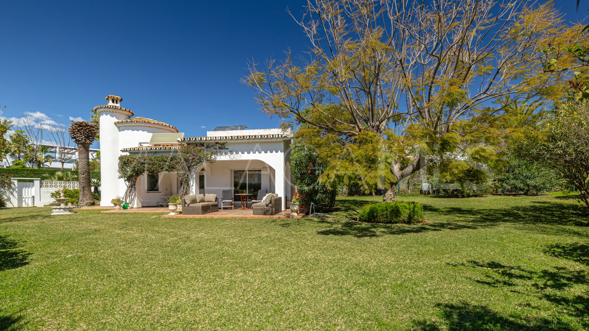 Villa in Las Chapas for sale