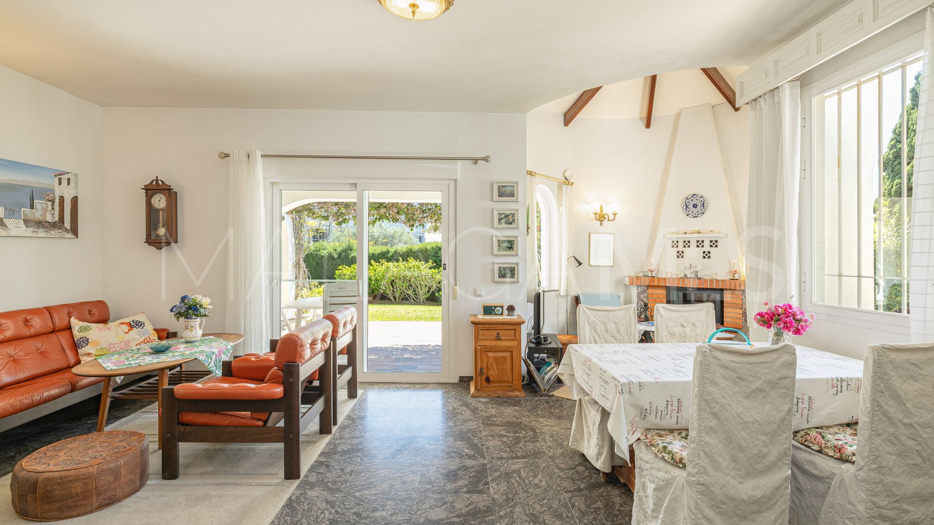 Villa in Las Chapas for sale