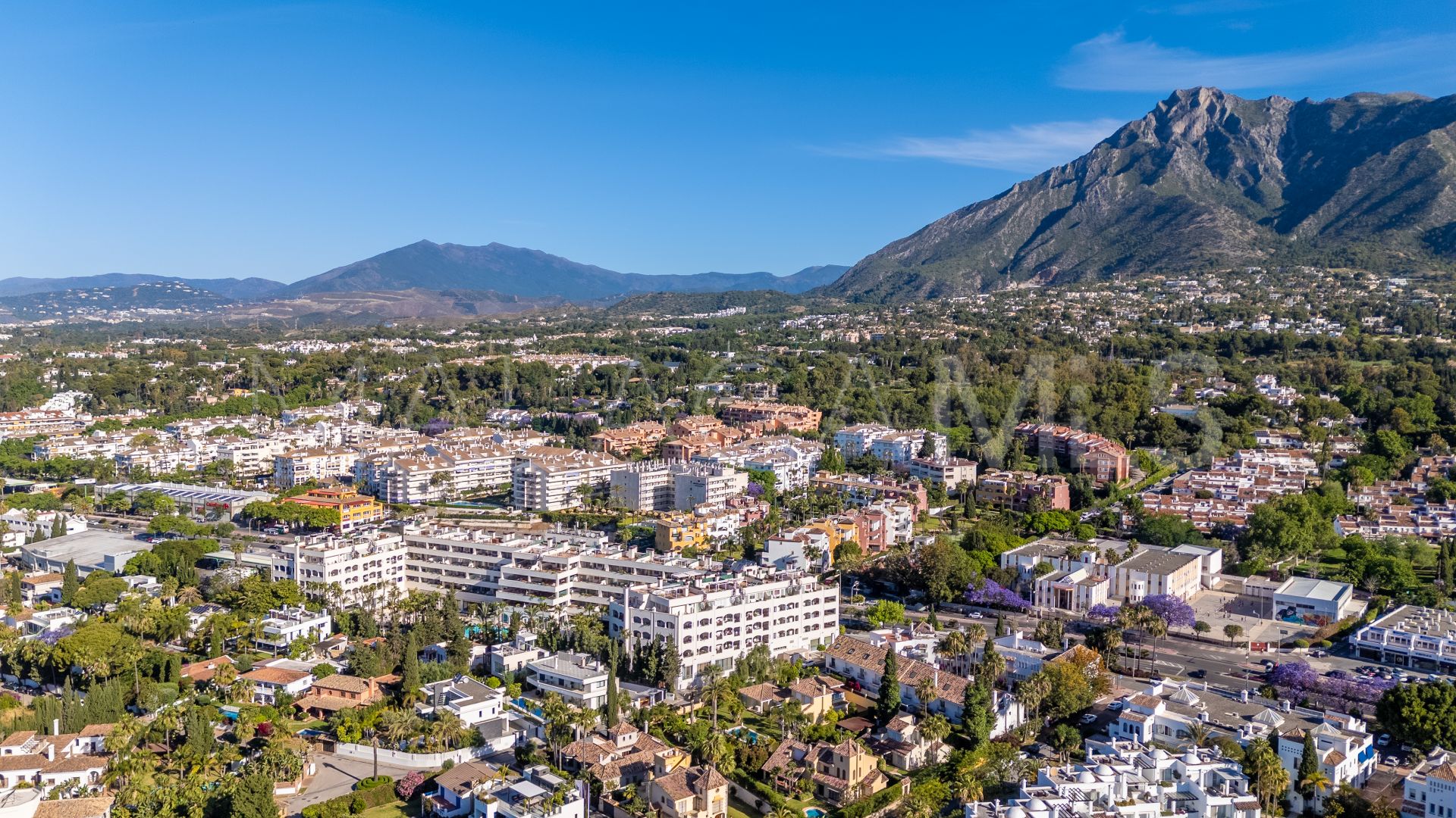 Lägenhet for sale in Guadalpin Suites