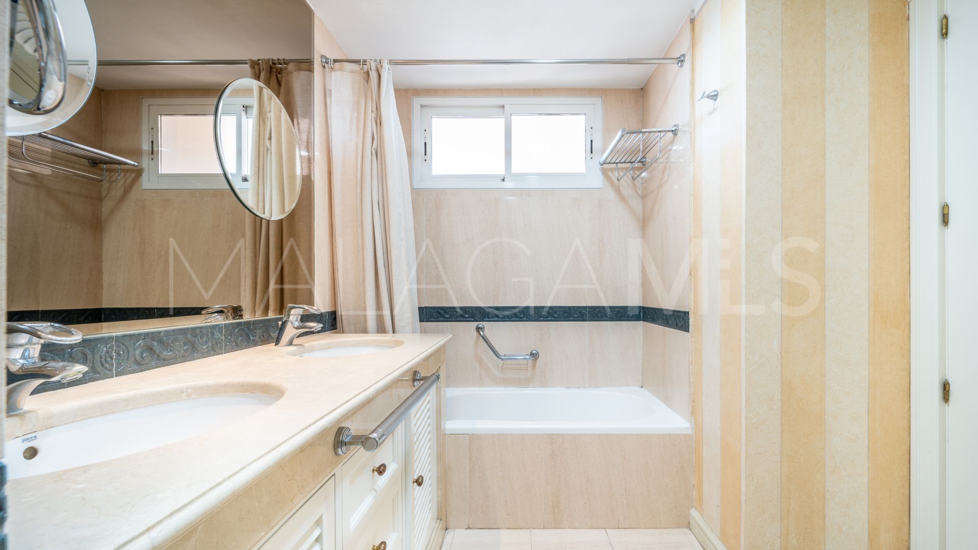Lägenhet for sale in Guadalpin Suites